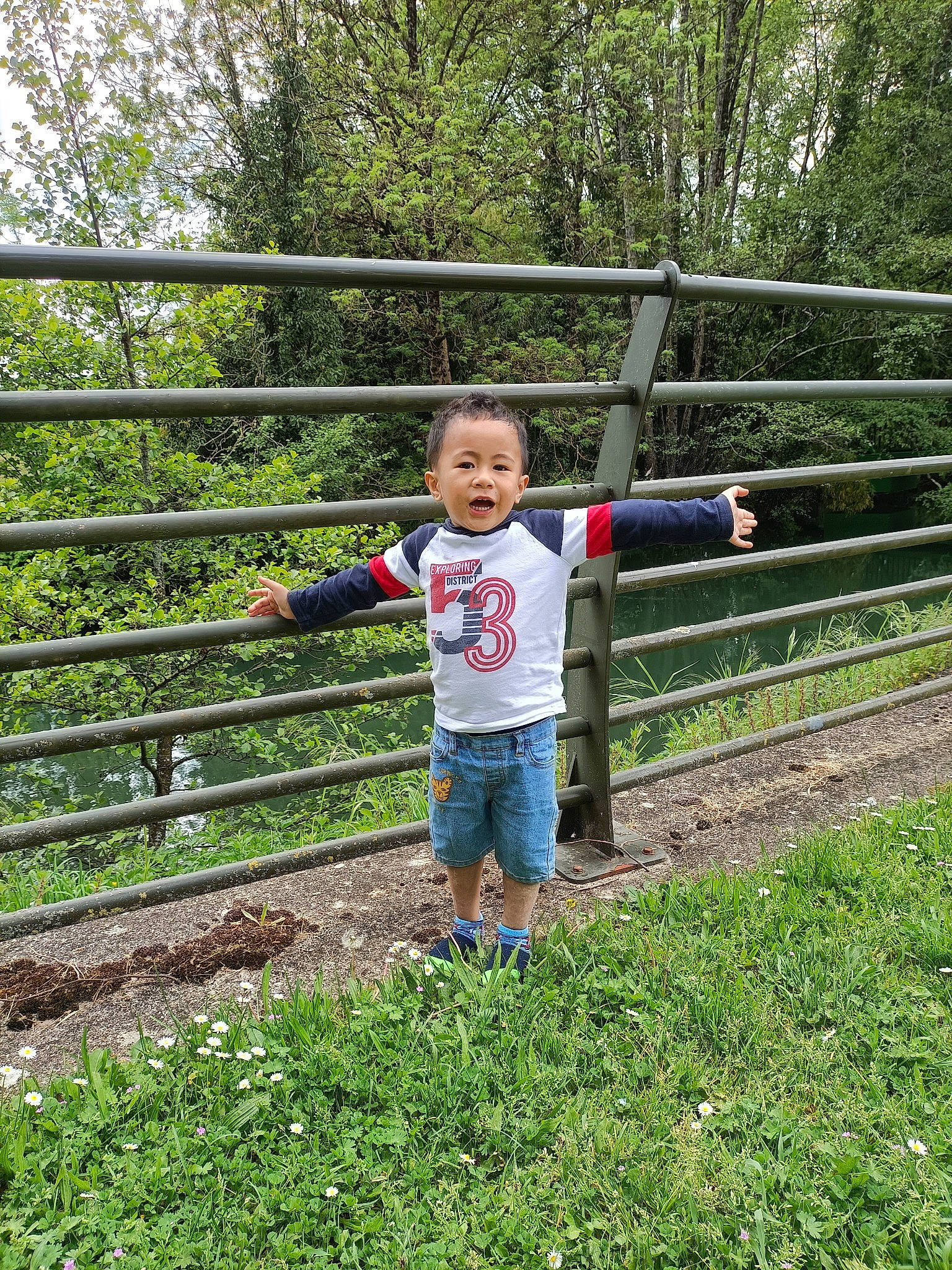 Amerai participe au concours pour gagner de l'argent avec cette photo : child, fence, forest, fun, garden, grass, grassland, groundcover, happy, landscape, leisure, people_in_nature, person, plant, recreation, shorts, shrub, split_rail_fence, t_shirt, toddler