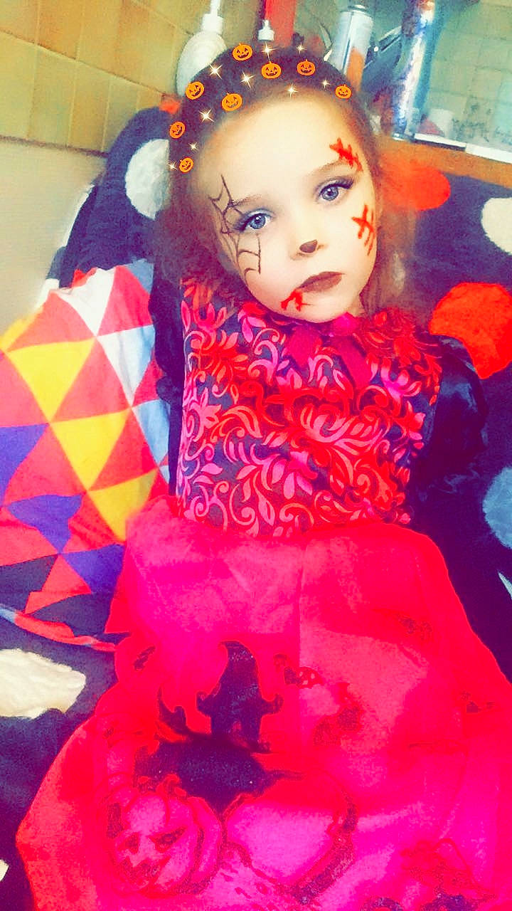 Linaya a rejoint le concours — aidez-le/la à gagner de superbes lots ! art, doll, person, pink, red