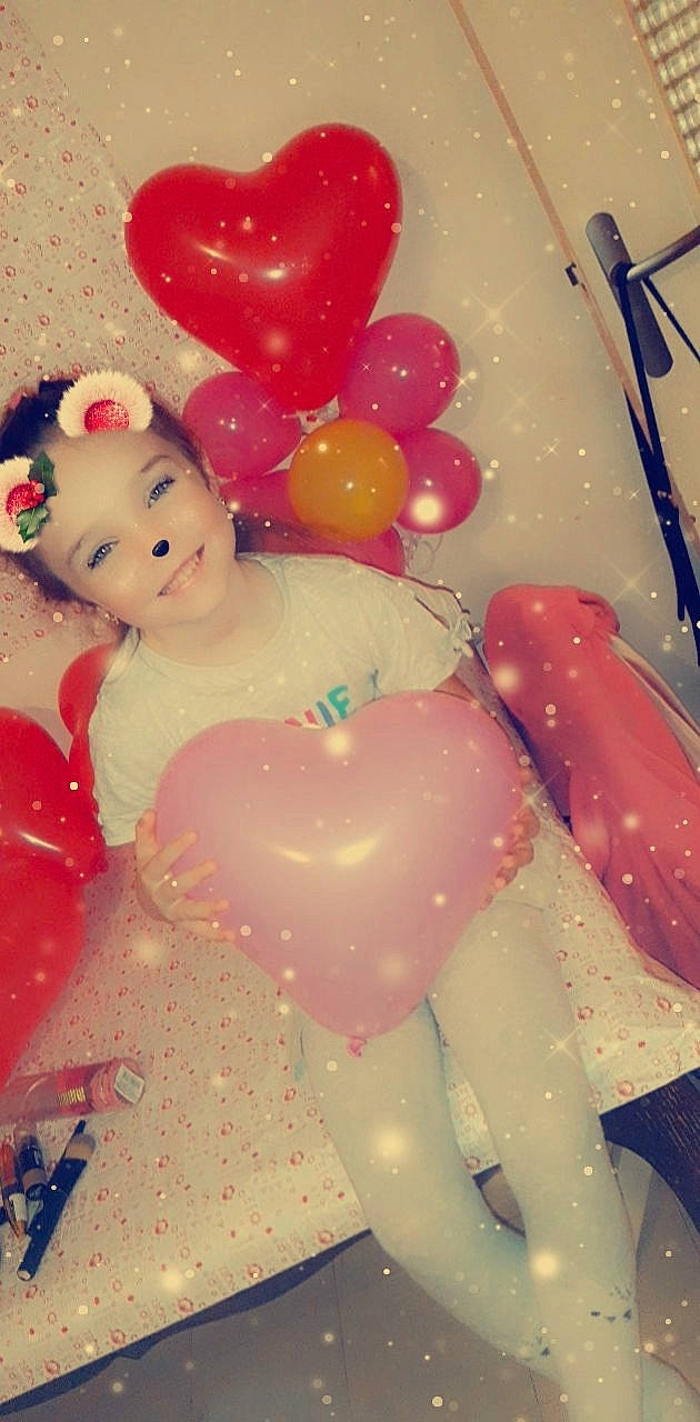 Linaya participe au concours pour gagner de l'argent avec cette photo : balloon, child, fictional_character, heart, joy, party_supply, person, pink, smile, toy