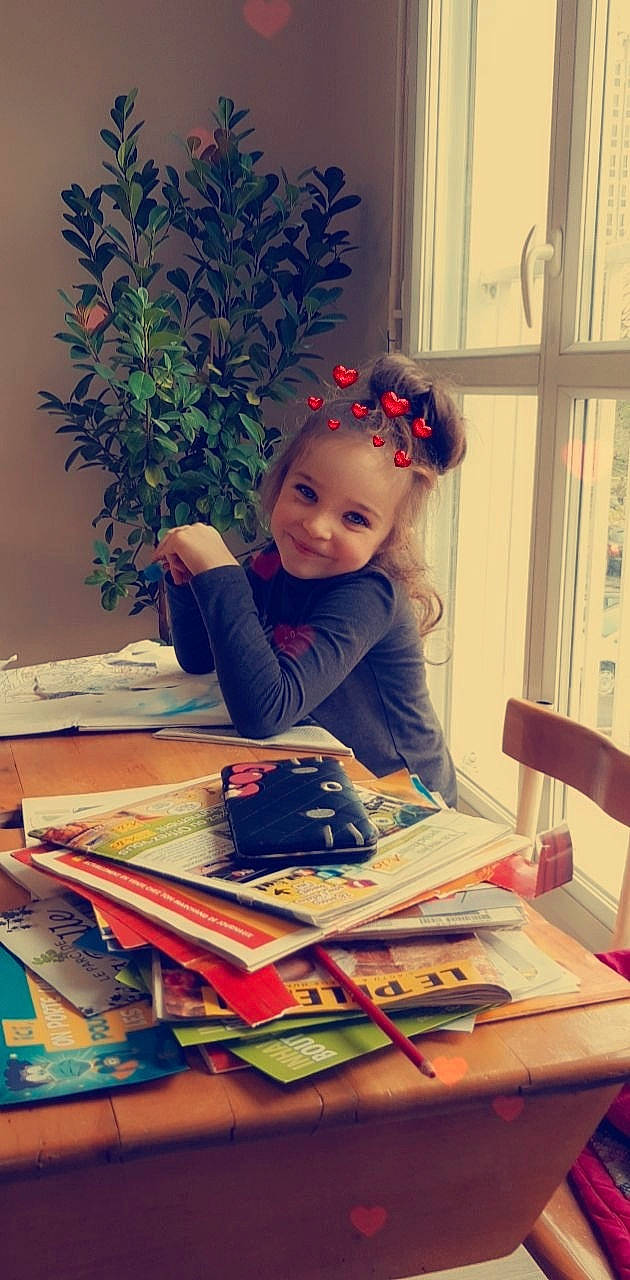 Linaya a rejoint le concours — aidez-le/la à gagner de superbes lots ! child, headband, headgear, joy, paper, person, toddler