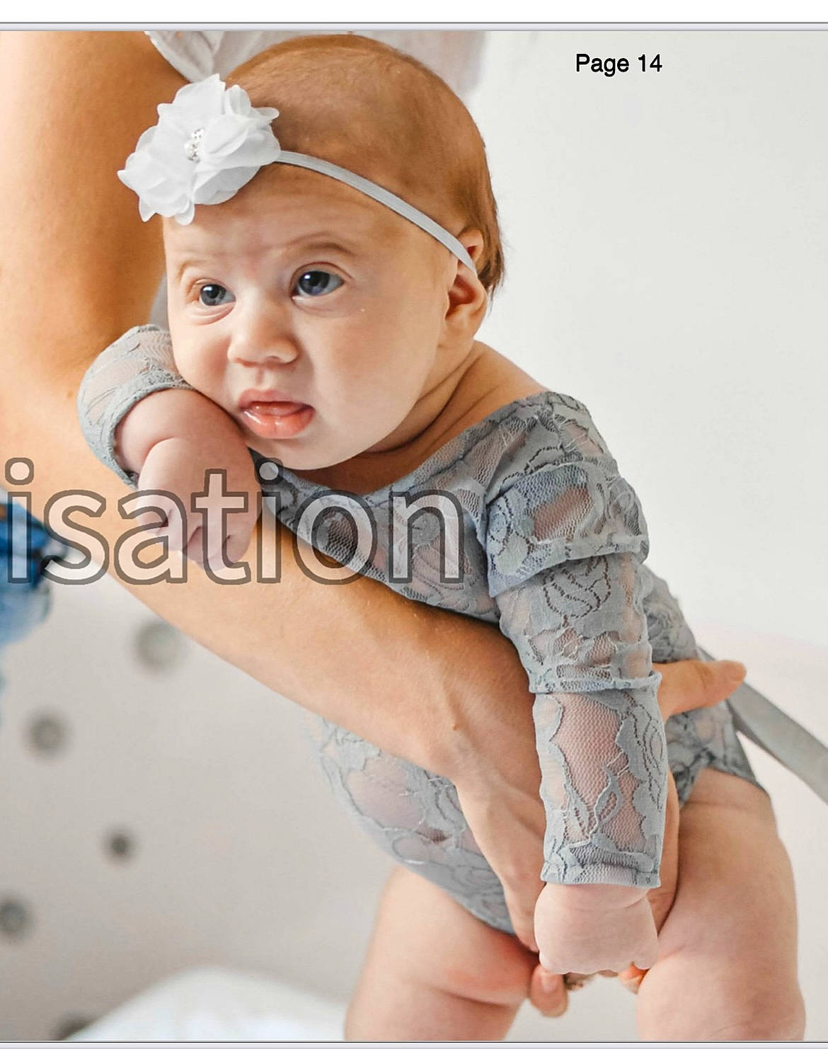 Elissa a rejoint le concours — aidez-le/la à gagner de superbes lots ! arm, baby, baby_toddler_clothing, cap, child, eyelash, finger, font, hair_accessory, happy, headband, headpiece, headwear, human_leg, jewellery, neck, pattern, person, skin, sleeve