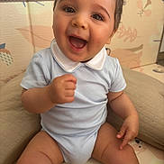 Awen participe au concours pour gagner de l'argent avec cette photo : baby, child, smiling, onesie, sitting, happy, indoor, playmat, cushion, face, cute, infant, hands, legs, expression, portrait, skin, hair, eyes, mouth