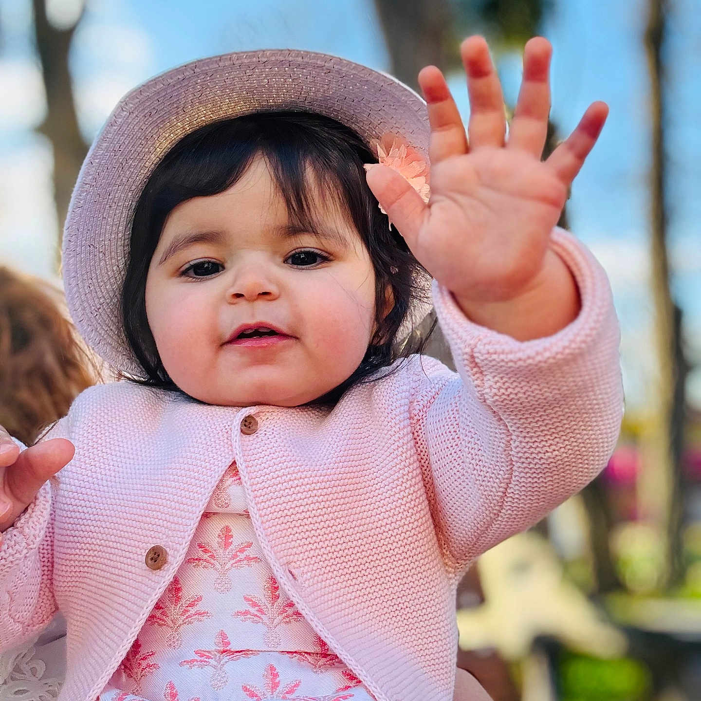 Beyina a rejoint le concours — aidez-le/la à gagner de superbes lots ! baby, bodypart, cap, child, clothing, face, female, finger, girl, hand, happy, hat, head, knitwear, person, photography, portrait, smile, sunhat, sweater