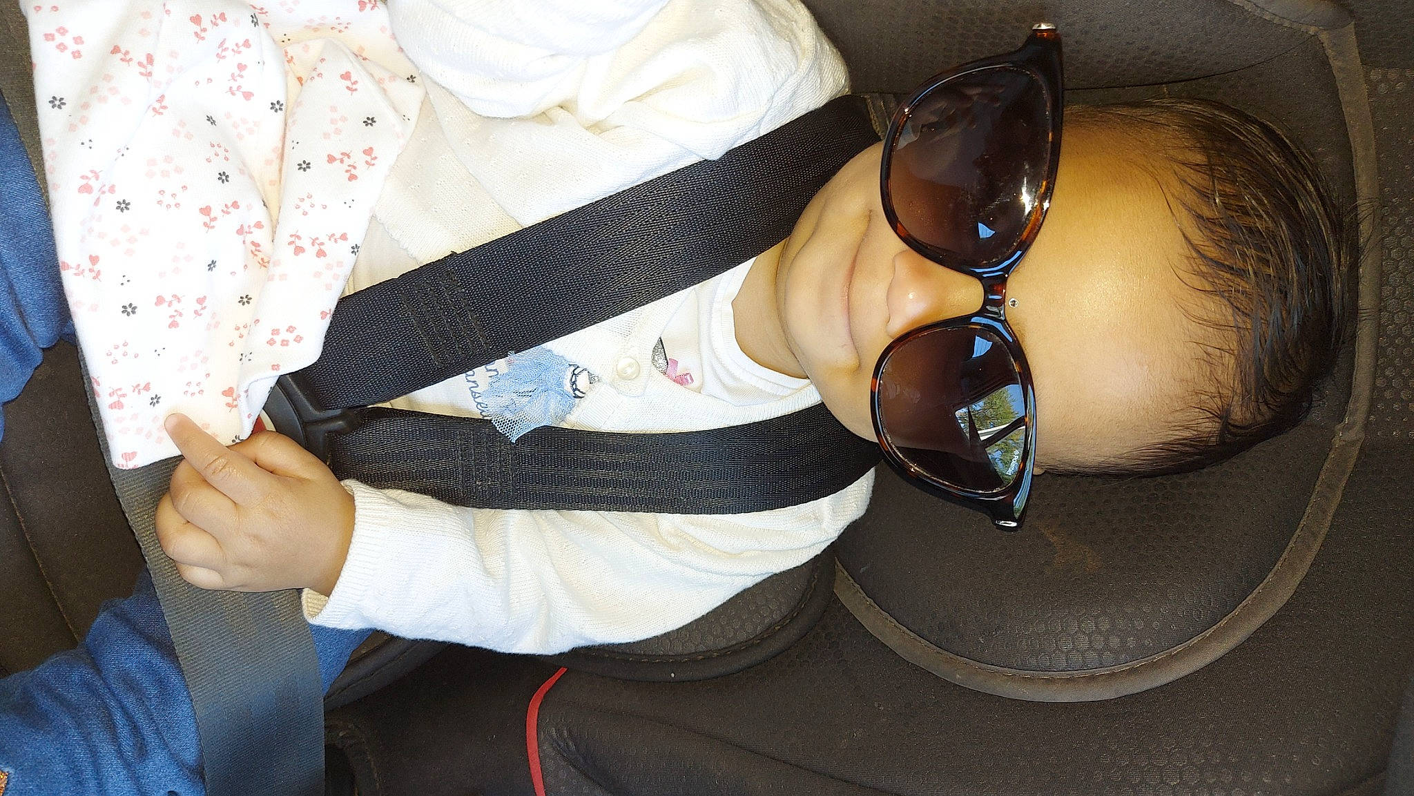 Leanna participe au concours pour gagner de l'argent avec cette photo : chest, comfort, dress_shirt, elbow, eye_glass_accessory, eyewear, finger, gesture, glasses, goggles, hand, human_body, jeans, nail, person, sleeve, sunglasses, thigh, vision_care, waist