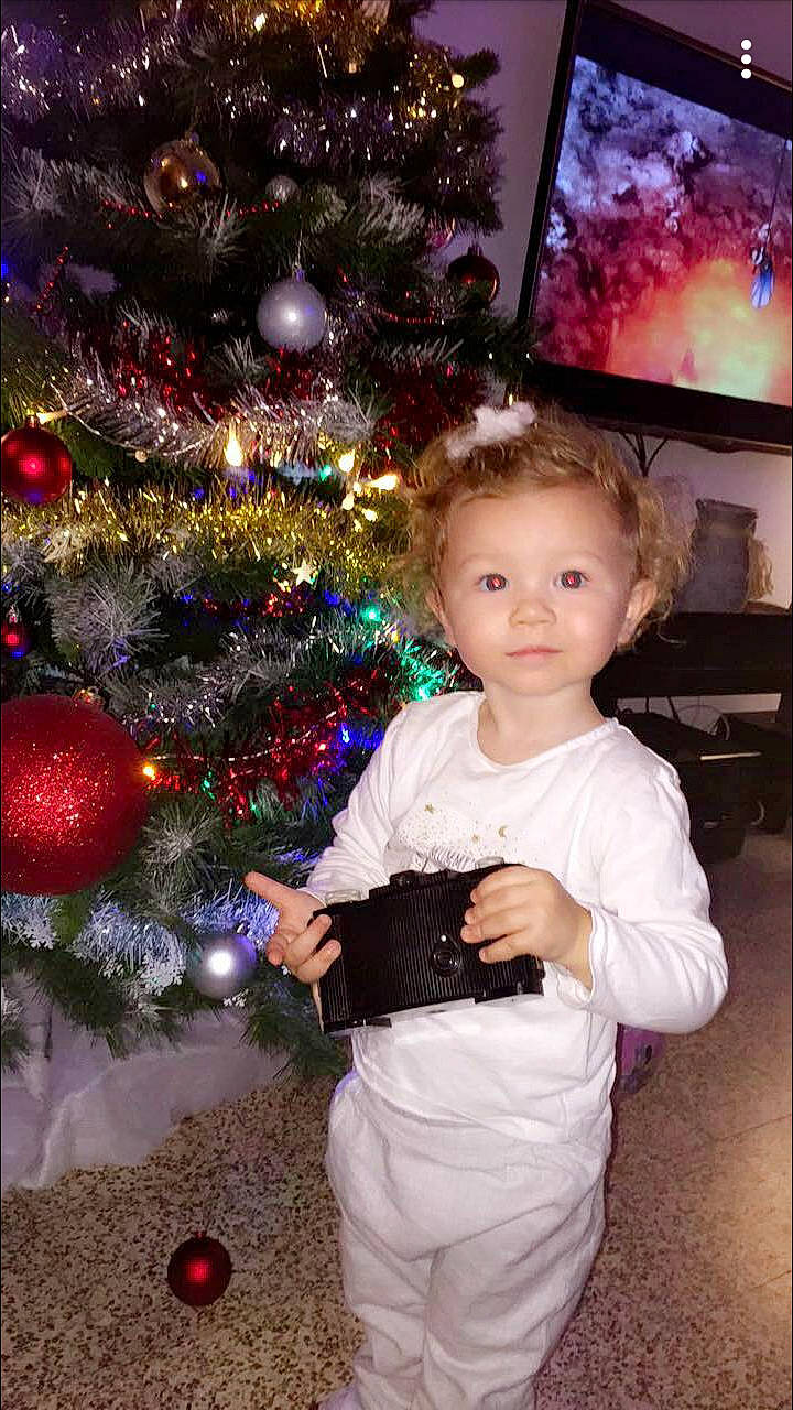 Abbygaëlle a rejoint le concours — aidez-le/la à gagner de superbes lots ! child, christmas, christmas_decoration, christmas_ornament, christmas_tree, event, fun, girl, holiday, person, toddler, tree