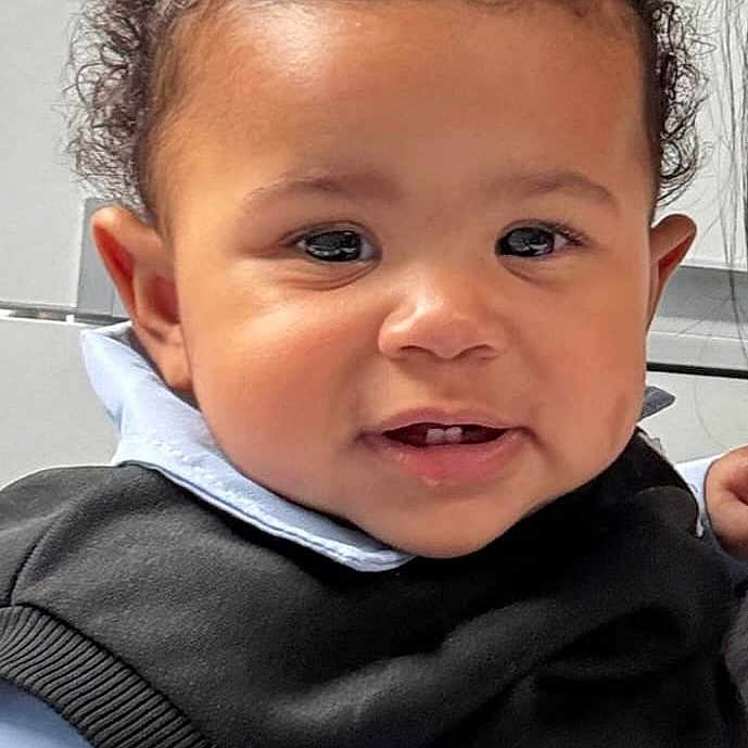 Anastasie a rejoint le concours — aidez-le/la à gagner de superbes lots ! baby, babylaughing, bodypart, clothing, coat, face, frown, hair, happy, head, jacket, mouth, people, person, photography, portrait, sad, shirt, smile, vest