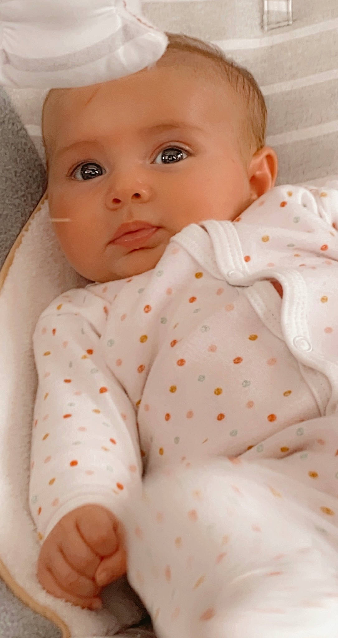 Calie a rejoint le concours — aidez-le/la à gagner de superbes lots ! baby, baby_sleeping, baby_toddler_clothing, bedding, cheek, child, collar, comfort, dress_shirt, eyelash, face, linens, lip, neck, nose, pattern, person, skin, sleeve, textile