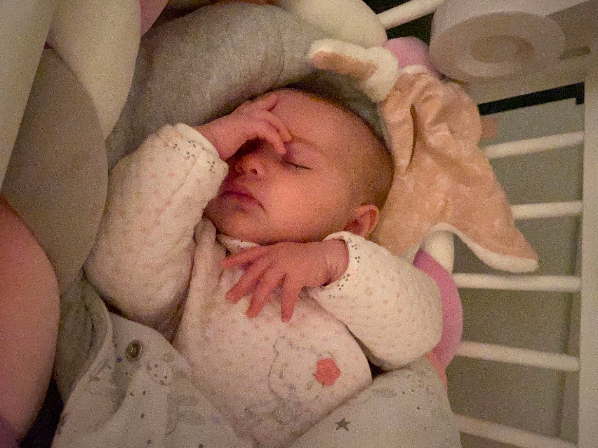 Calie participe au concours pour gagner de l'argent avec cette photo : baby, baby_sleeping, baby_toddler_clothing, cheek, child, comfort, eyelash, finger, gesture, hand, linens, mouth, neck, person, pink, skin, sleeve, stomach, textile, thumb