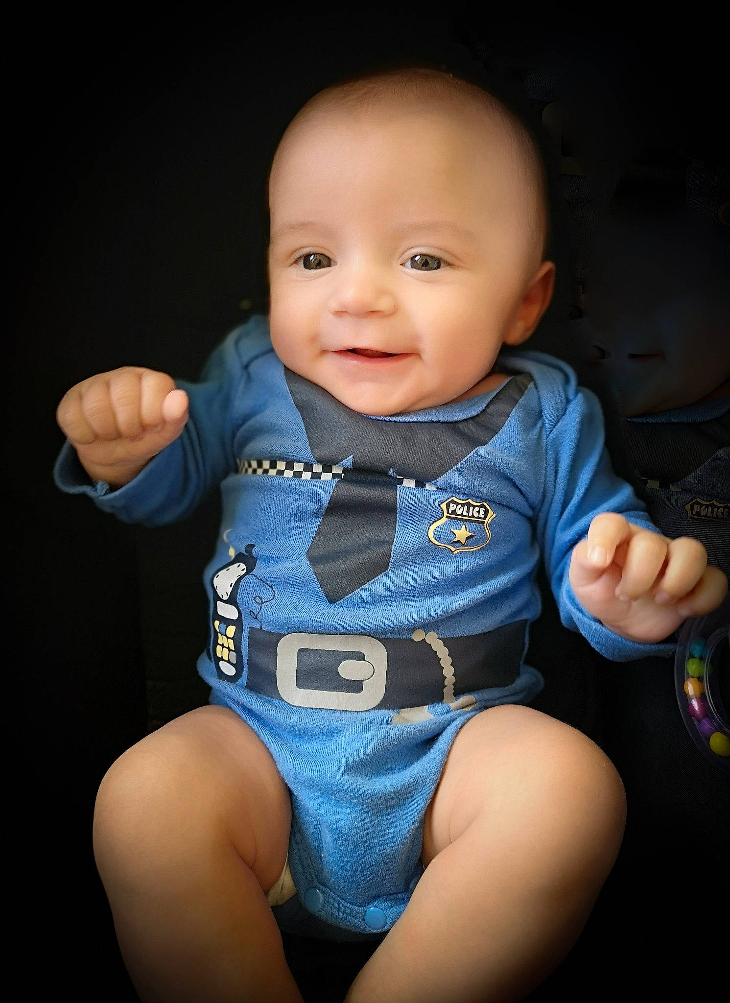 Abel participe au concours pour gagner de l'argent avec cette photo : arm, azure, baby, baby_toddler_clothing, cheek, comfort, eye, face, finger, flash_photography, gesture, hand, happy, head, iris, person, product, skin, sleeve, smile