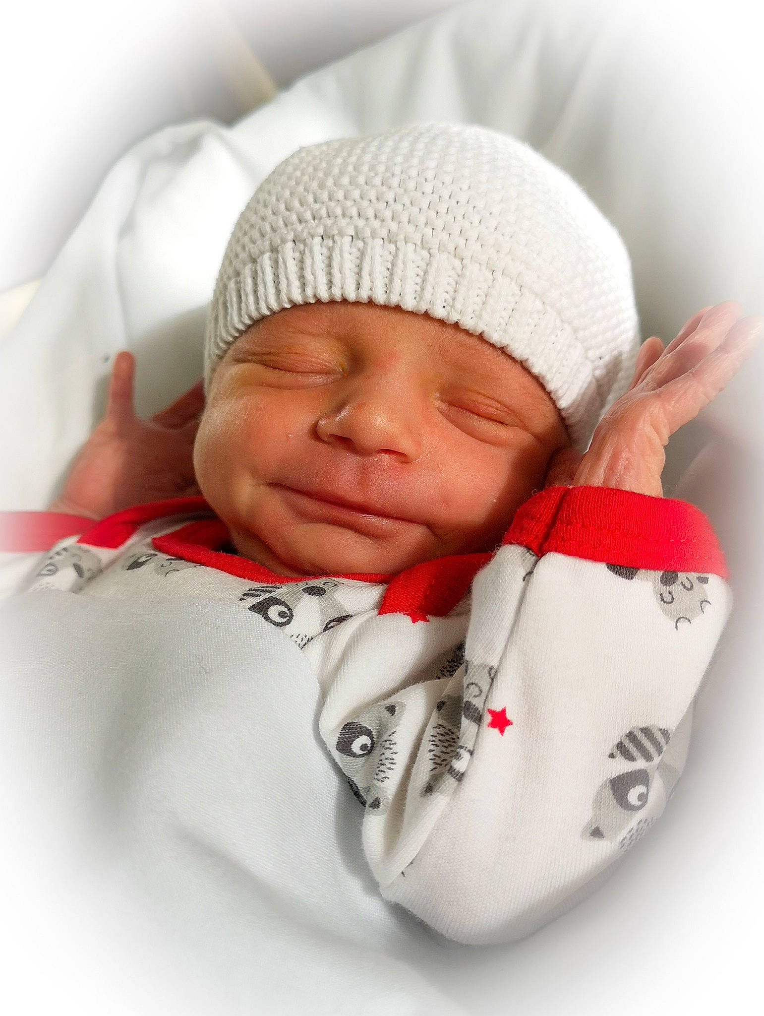 Abel participe au concours pour gagner de l'argent avec cette photo : baby, baby_sleeping, cap, cheek, clothing, comfort, drinkware, eye, eyebrow, face, fashion_accessory, happy, head, headwear, knit_cap, linens, lip, nose, outerwear, person