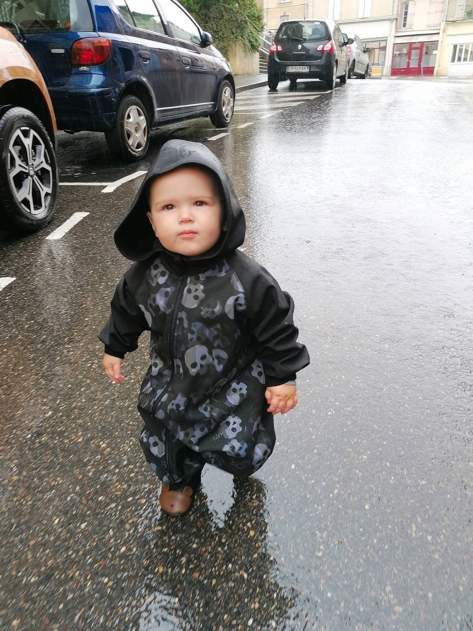 Tobias a rejoint le concours — aidez-le/la à gagner de superbes lots ! asphalt, car, child, city_car, family_car, headwear, luxury_vehicle, person, rain, road, smile, snapshot, snow, street, subcompact_car, toddler, vacation, vehicle