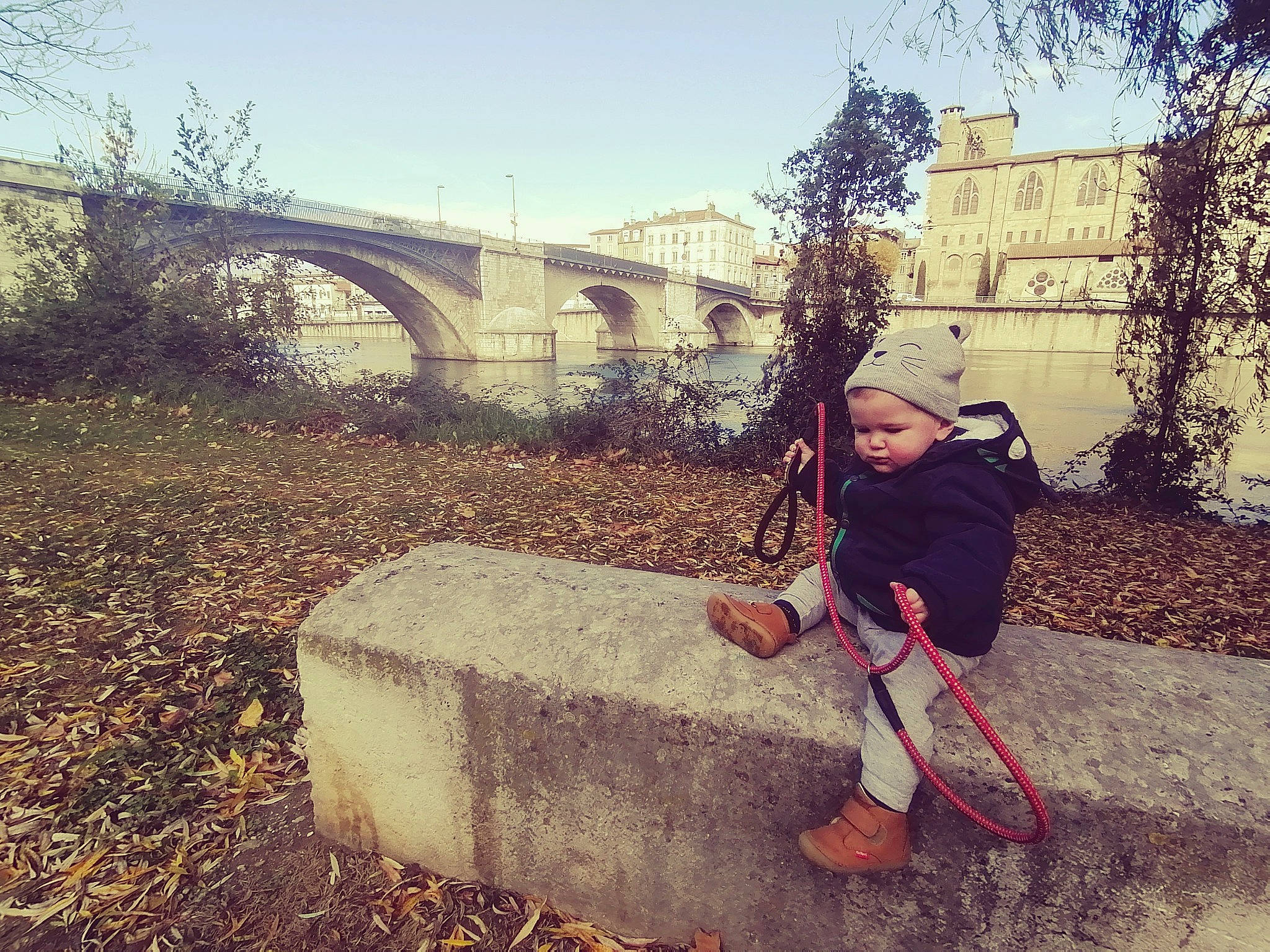Tobias a rejoint le concours — aidez-le/la à gagner de superbes lots ! child, cloud, footwear, fun, headwear, house, jacket, leg, mountain, person, photography, plant, shoe, sitting, sky, square, tree, wilderness, winter