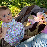 Anaelle a rejoint le concours — aidez-le/la à gagner de superbes lots ! baby, child, floral_dress, outdoor, grass, blanket, plush_toys, sunlight, greenery, person, cute, infant, playing, nature, happy, small_child, sitting, jeans, leg, summer