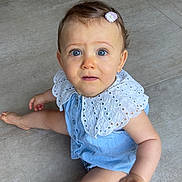 Anaelle a rejoint le concours — aidez-le/la à gagner de superbes lots ! baby, blue_eyes, casual, child, clothing, curious, cute, expression, floor, hair_clip, indoor, infant, looking_up, one_person, person, sitting, skin, tile, white_collar, young_child