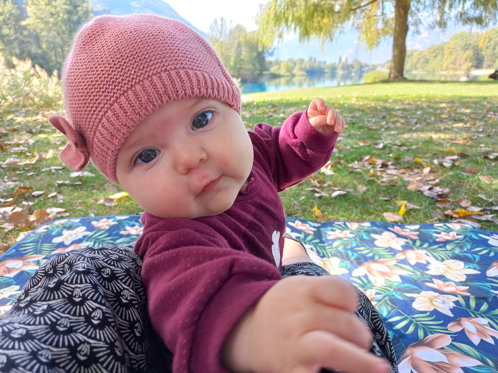 Gaïa participe au concours pour gagner de l'argent avec cette photo : baby, baby_toddler_clothing, cap, child, fashion_accessory, fun, grass, happy, headgear, headwear, knit_cap, leisure, magenta, outerwear, pattern, people_in_nature, person, plant, recreation, toddler