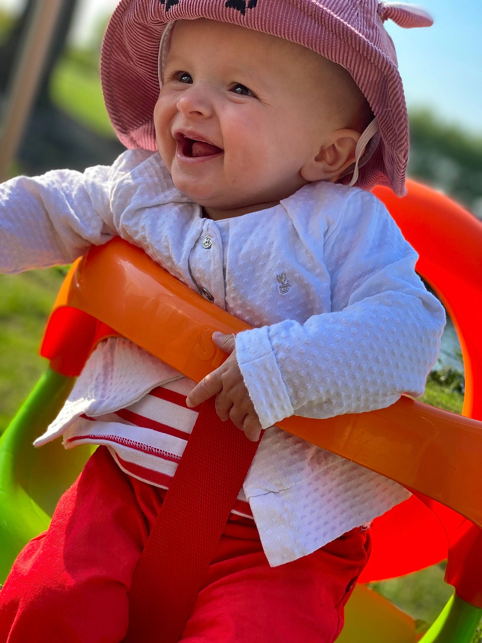 Rosalie a rejoint le concours — aidez-le/la à gagner de superbes lots ! baby, baby_toddler_clothing, beauty, cap, child, face, fun, grass, happy, hat, headwear, people_in_nature, person, photograph, pink, product, skin, sleeve, smile, sun_hat