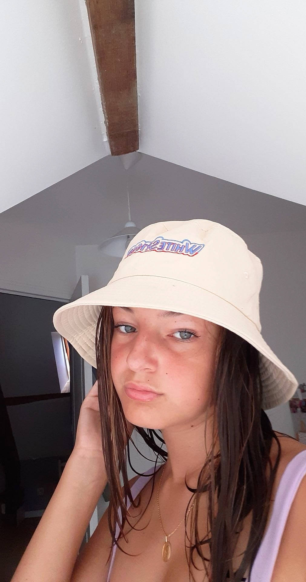 Imane participe au concours pour gagner de l'argent avec cette photo : baseball_cap, black_hair, cap, chin, electric_blue, eye, eyelash, eyewear, fedora, flash_photography, hat, head, headgear, headwear, jewellery, layered_hair, lip, long_hair, neck, person