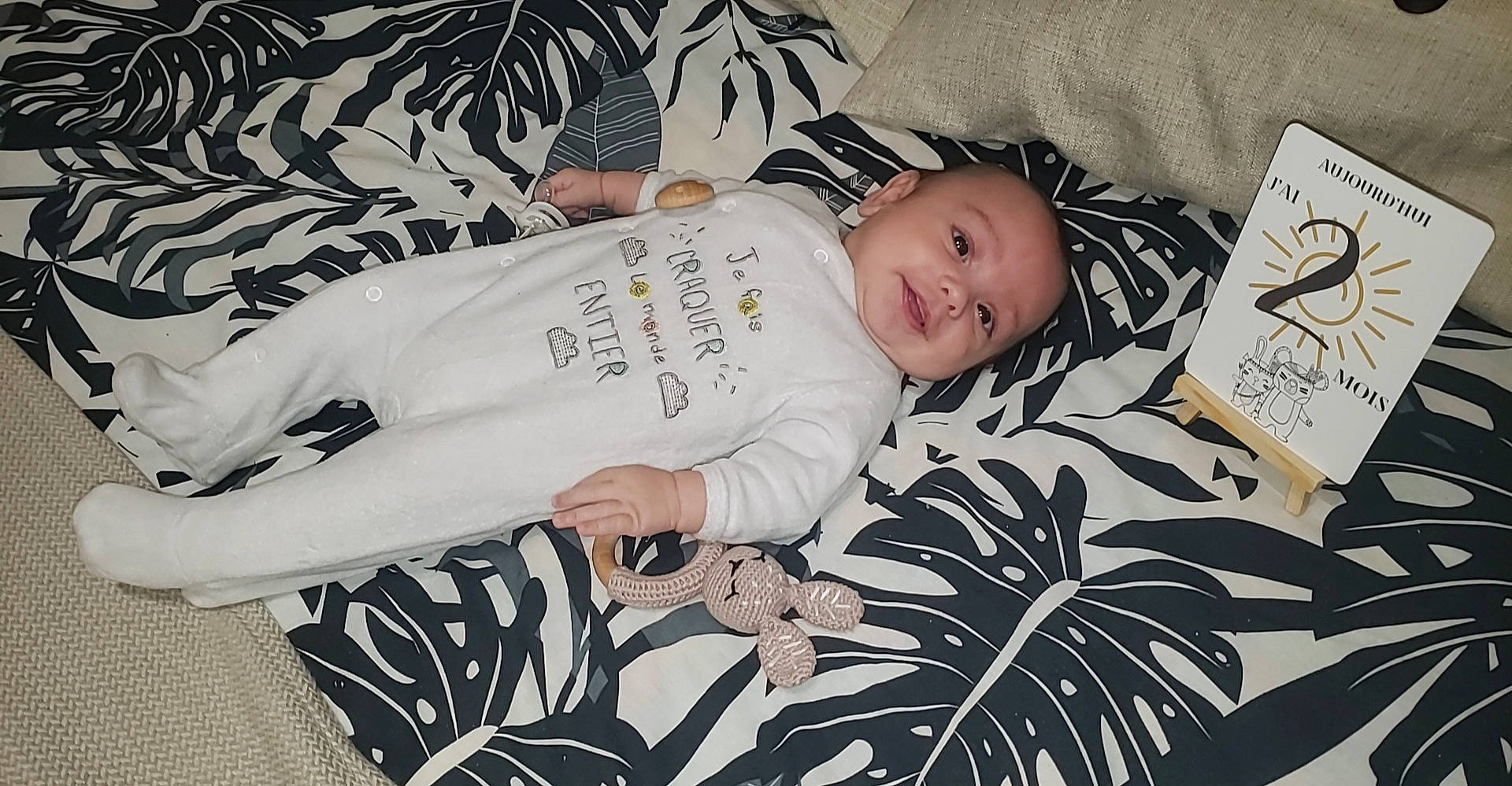 Lyam a rejoint le concours — aidez-le/la à gagner de superbes lots ! baby, baby_products, baby_toddler_clothing, bed, bed_sheet, bedding, bedtime, child, comfort, eye, happy, head, linens, pattern, person, room, sleeve, t_shirt, textile, toddler