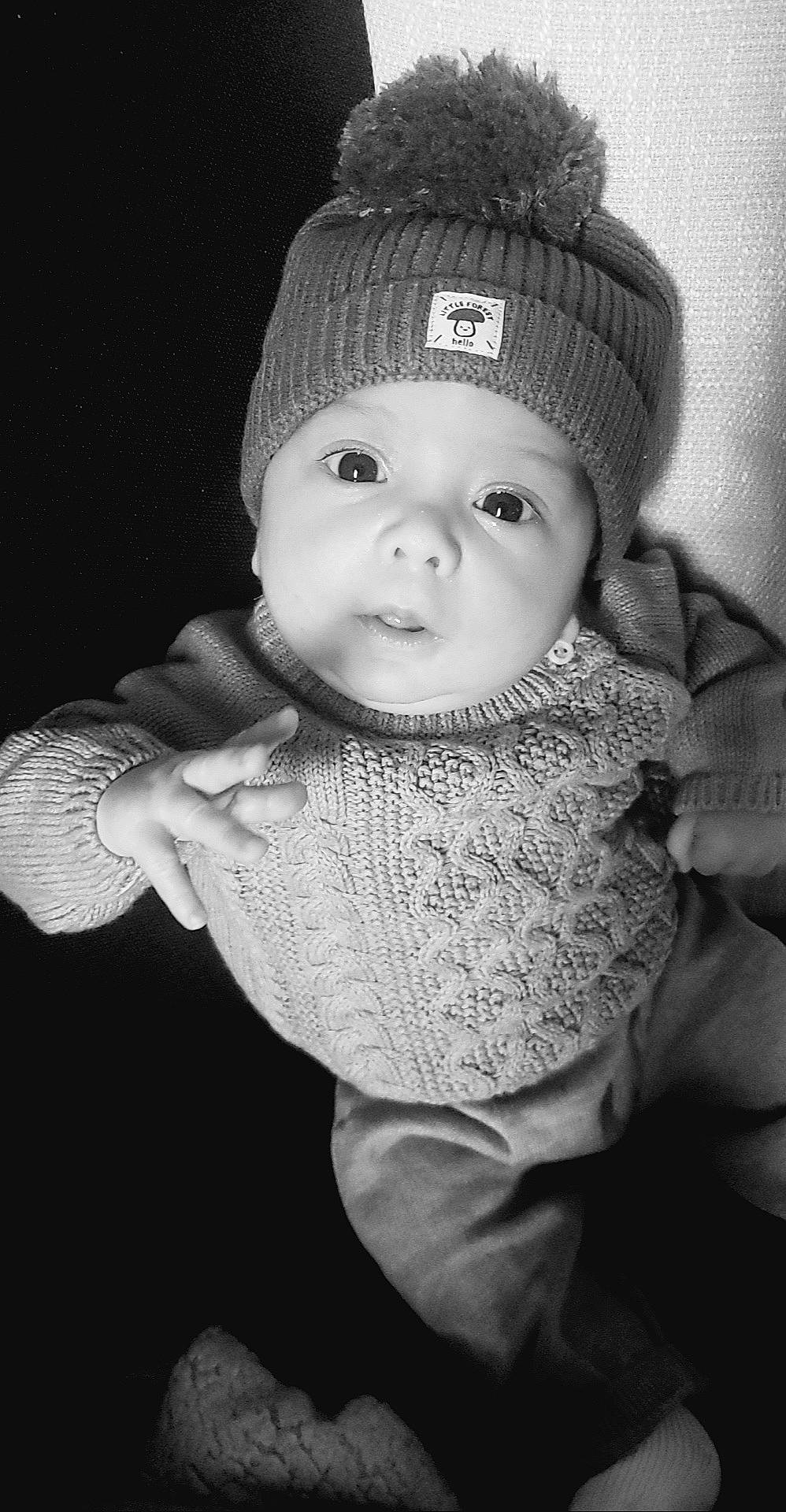 Lyam a rejoint le concours — aidez-le/la à gagner de superbes lots ! baby, baby_toddler_clothing, black, cap, cheek, eye, eyebrow, flash_photography, grey, headgear, headwear, human_body, iris, lip, organ, person, photograph, skin, sleeve, style