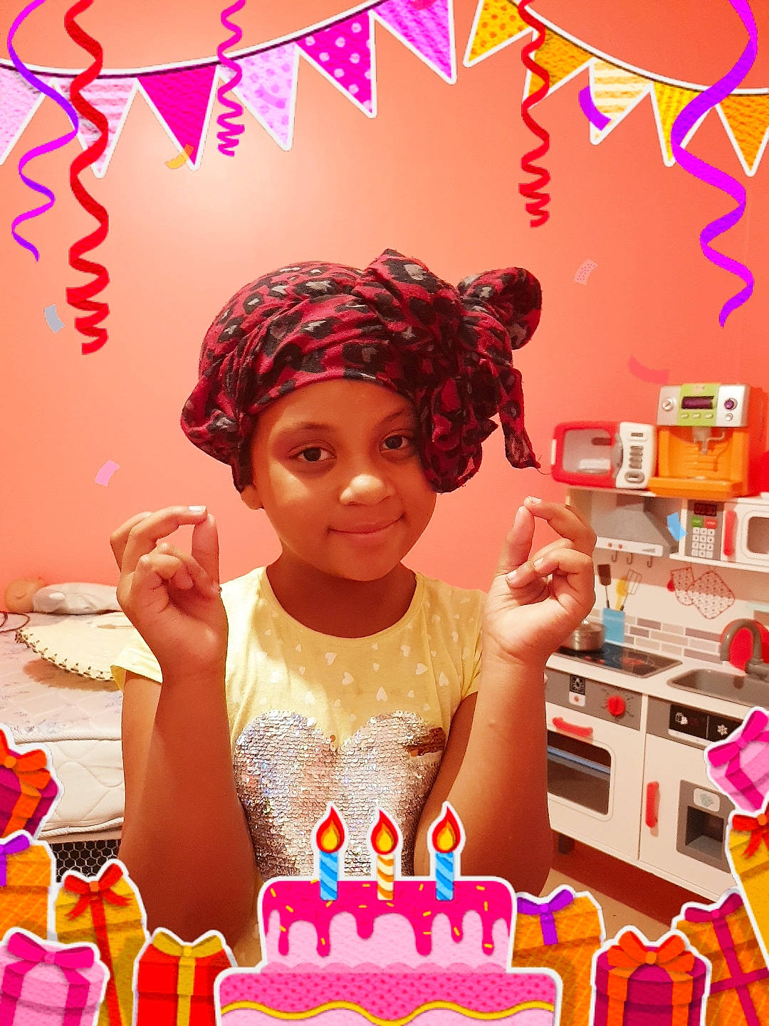 Djelika participe au concours pour gagner de l'argent avec cette photo : art, beauty, birthday_party, cake, cake_decorating, cake_decorating_supply, entertainment, eyelash, facial_expression, fun, happy, headwear, icing, joy, magenta, orange, organ, party_supply, person, pink