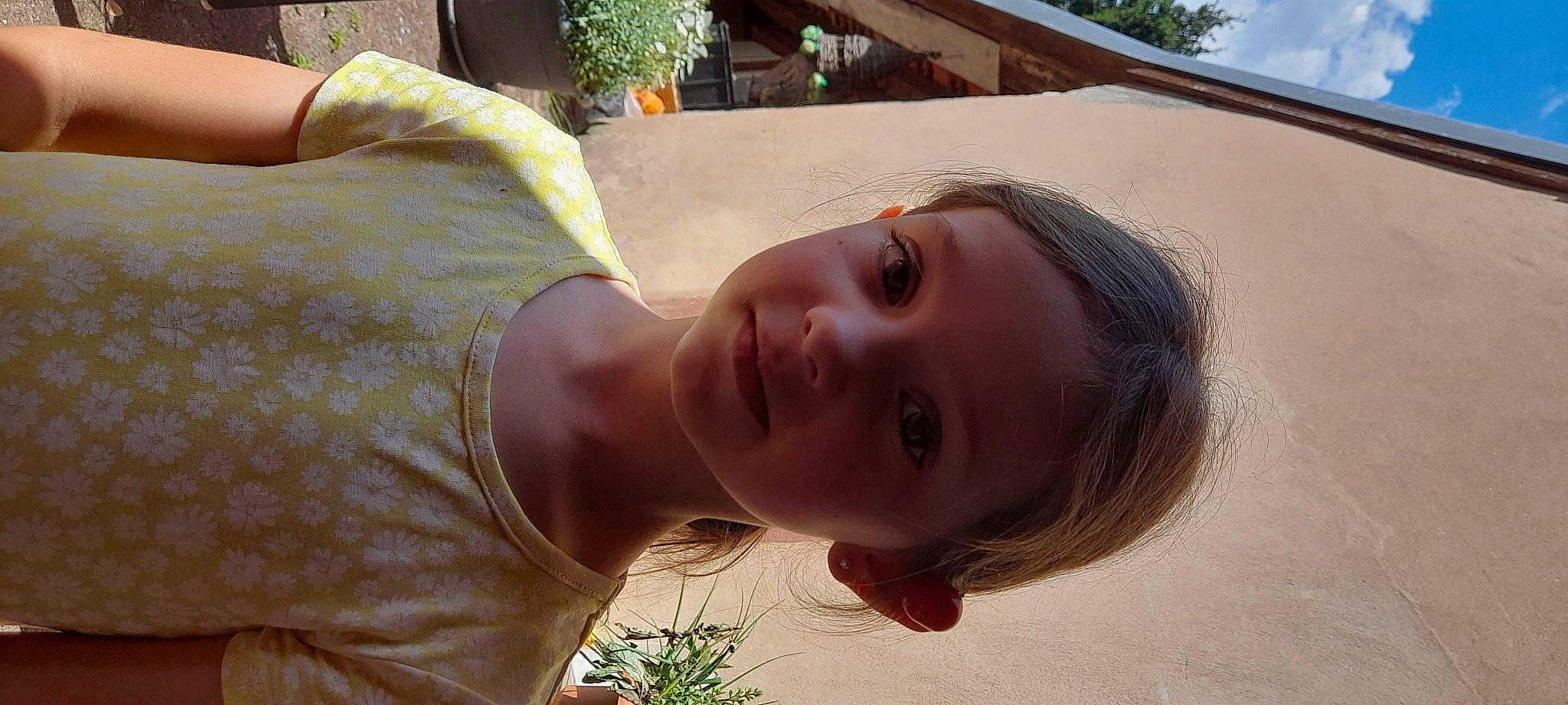 Amanda participe au concours pour gagner de l'argent avec cette photo : child, chin, eye, eyebrow, forehead, fun, grass, happy, jaw, leisure, lip, mouth, nose, people_in_nature, person, plant, skin, smile, toddler, tree