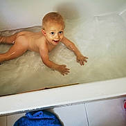 Louis a rejoint le concours — aidez-le/la à gagner de superbes lots ! toddler, child, bath, bathtub, water, naked, smiling, happy, toy, floor, towel, indoor, skin, wet, bathroom, play, young, person, candid, joy