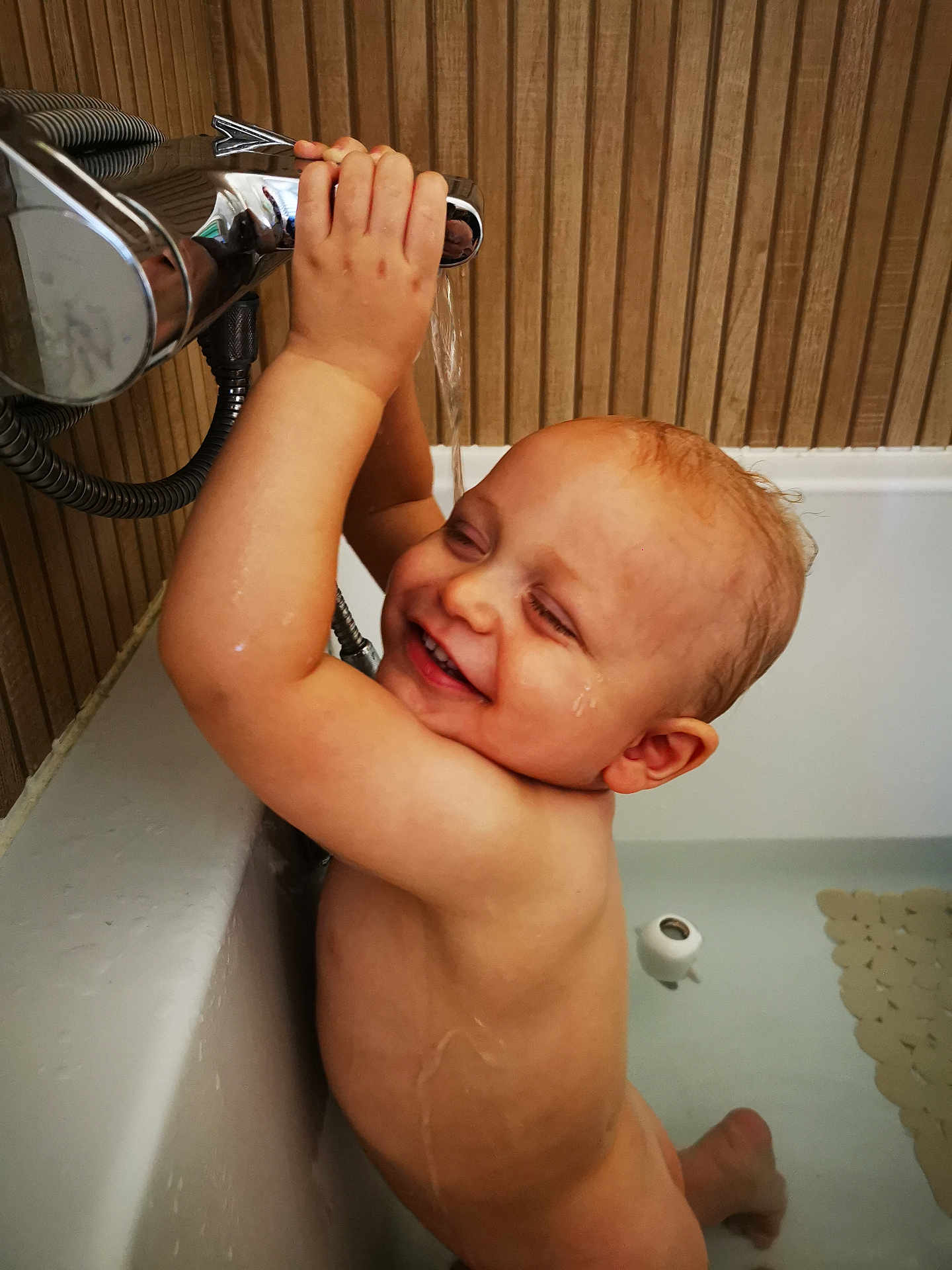 Louis participe au concours pour gagner de l'argent avec cette photo : toddler, bathroom, bathtub, water, child, smiling, happy, playing, faucet, skin, wet, bath, head, arm, hand, wall, plumbing, closeup, indoors, fun