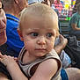 Louis participe au concours pour gagner de l'argent avec cette photo : child, toddler, person, adult, people, outdoor, crowd, seated, blond_hair, blue_eyes, clothing, summer, tent, bench, daylight, casual, family, curious, portrait, event