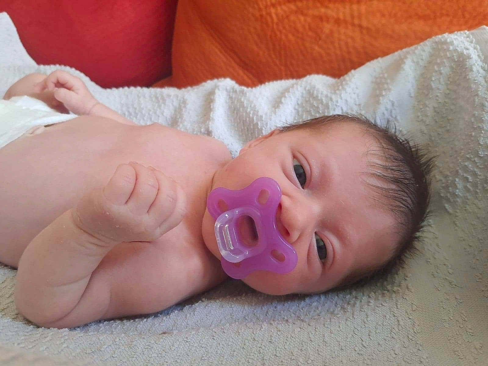 élysia a rejoint le concours — aidez-le/la à gagner de superbes lots ! baby, baby_products, baby_toddler_clothing, cheek, child, close_up, comfort, eyelash, finger, flooring, human_body, iris, linens, lip, mouth, nail, nose, person, skin, sunglasses