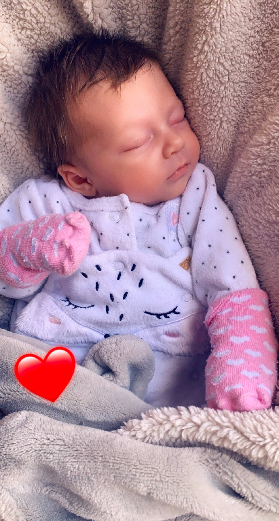 élysia a rejoint le concours — aidez-le/la à gagner de superbes lots ! baby, baby_toddler_clothing, cheek, child, comfort, eye, face, facial_expression, finger, head, lip, mammal, nose, organ, person, pink, skin, sleeve, textile, toddler