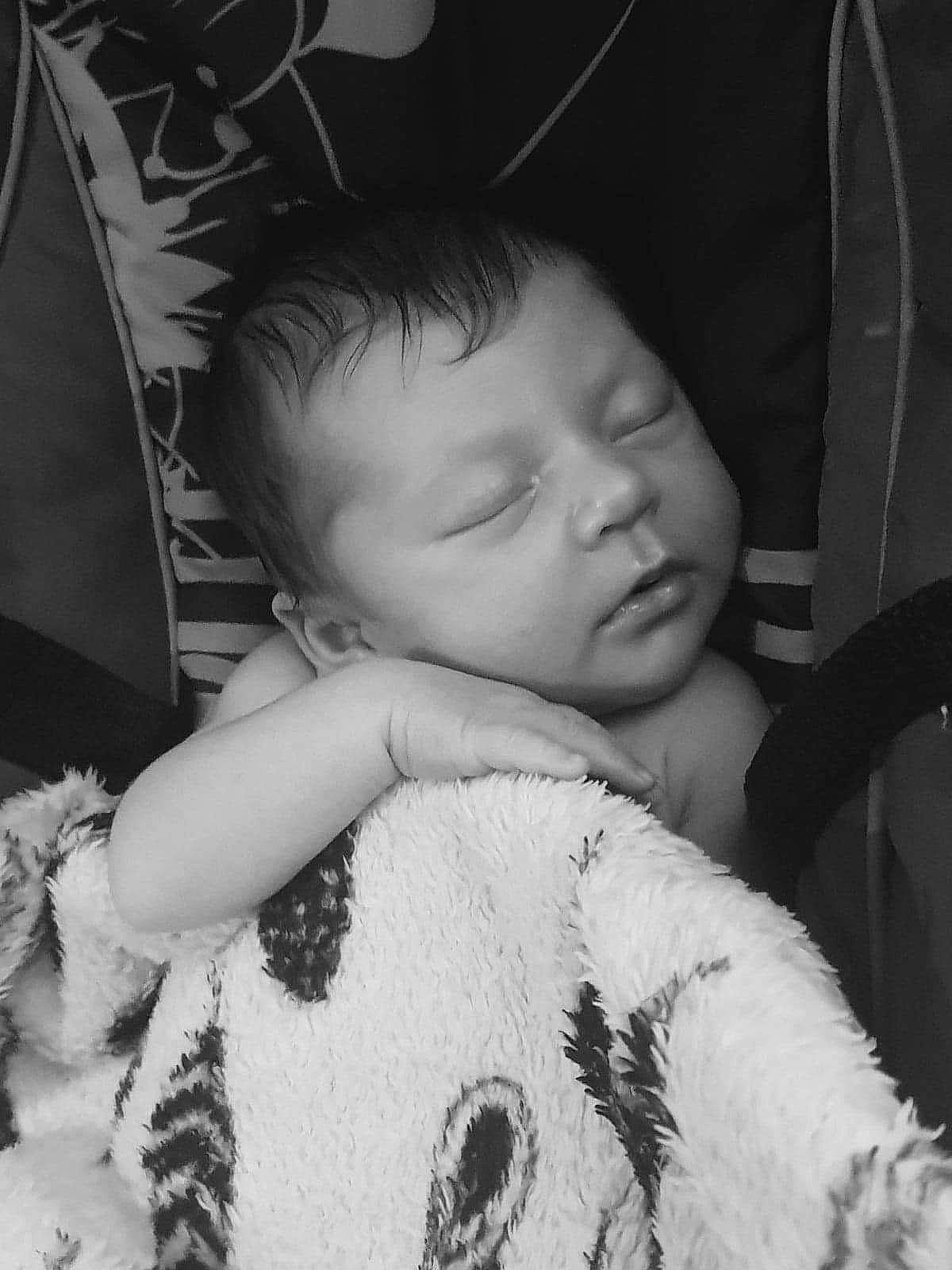 élysia participe au concours pour gagner de l'argent avec cette photo : black_and_white, comfort, eye, eyelash, face, facial_expression, flash_photography, hairstyle, hand, human, iris, lip, mammal, nose, organ, person, product, skin, standing, textile