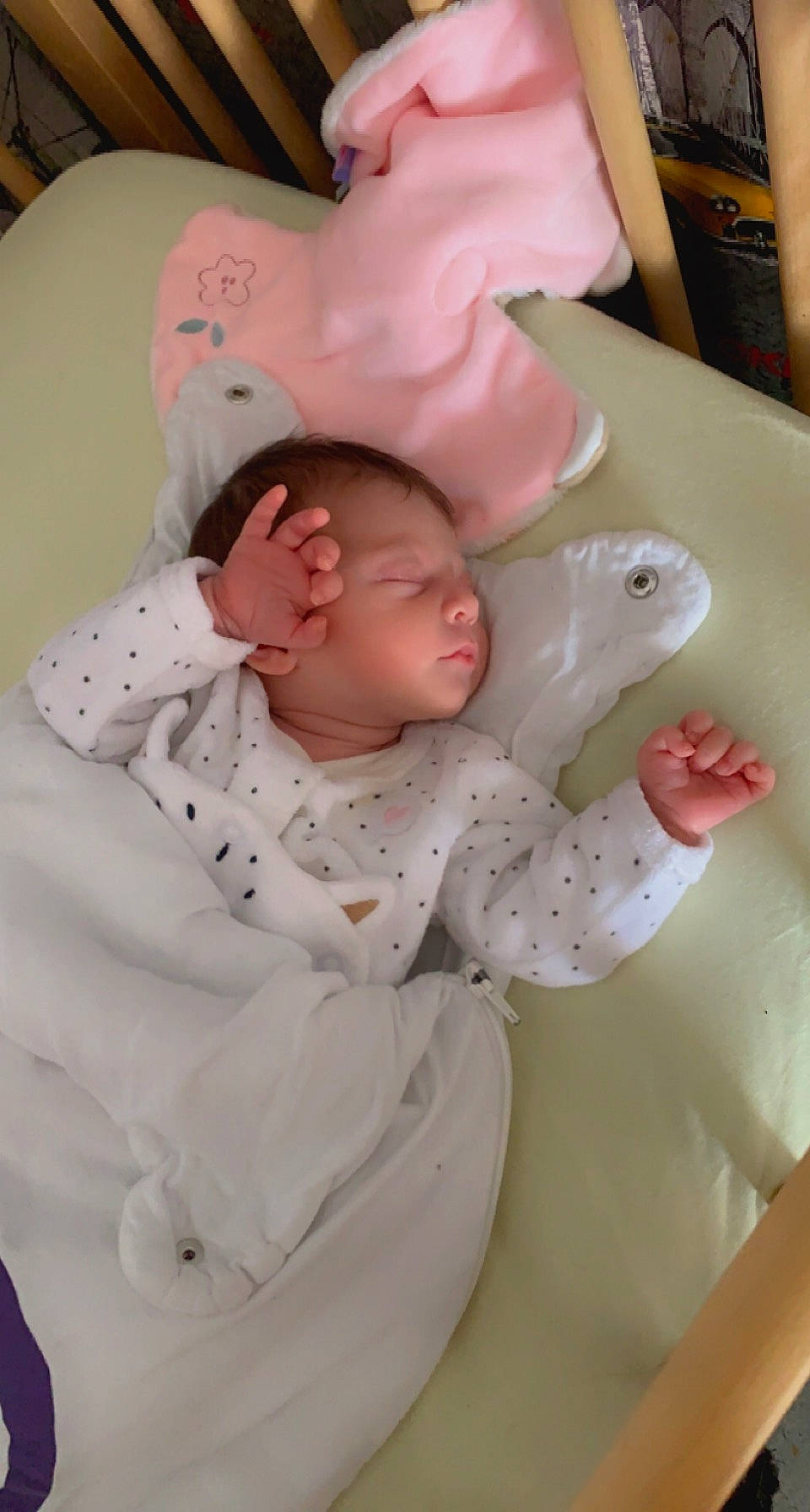 élysia a rejoint le concours — aidez-le/la à gagner de superbes lots ! baby, baby_products, baby_safety, baby_sleeping, baby_toddler_clothing, bedding, bedtime, cheek, child, comfort, gesture, hat, linens, nap, pattern, person, pink, room, sleep, sleeve