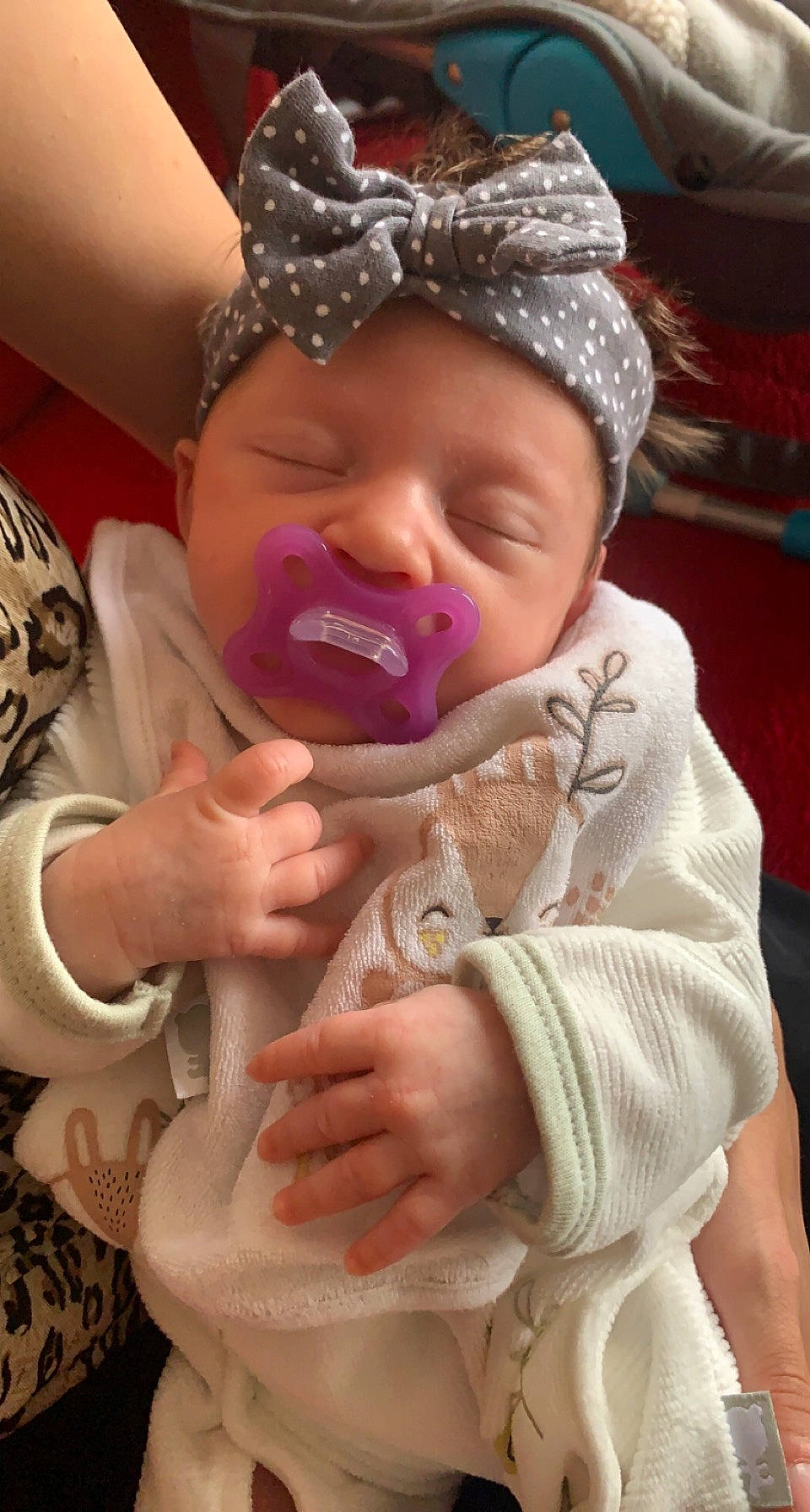 élysia participe au concours pour gagner de l'argent avec cette photo : baby, baby_toddler_clothing, cheek, child, ear, eyelash, finger, fun, gesture, happy, headwear, human, lip, mouth, nail, nose, person, pink, skin, smile