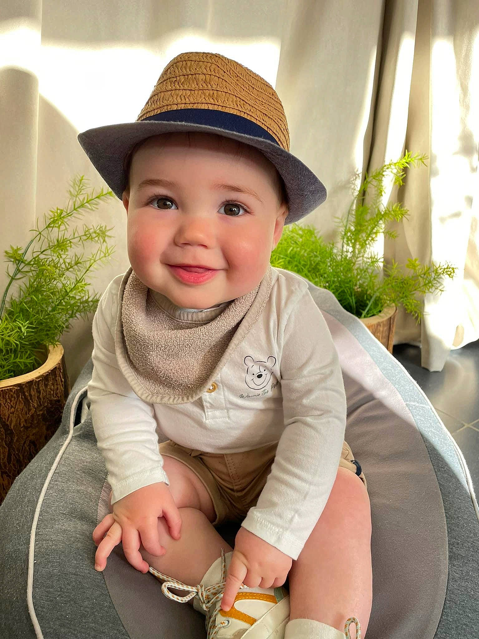 Léandre a rejoint le concours — aidez-le/la à gagner de superbes lots ! baby, baby_toddler_clothing, cap, child, cool, fedora, flowerpot, grass, happy, hat, headgear, headwear, houseplant, joy, pattern, person, plant, sitting, sleeve, smile