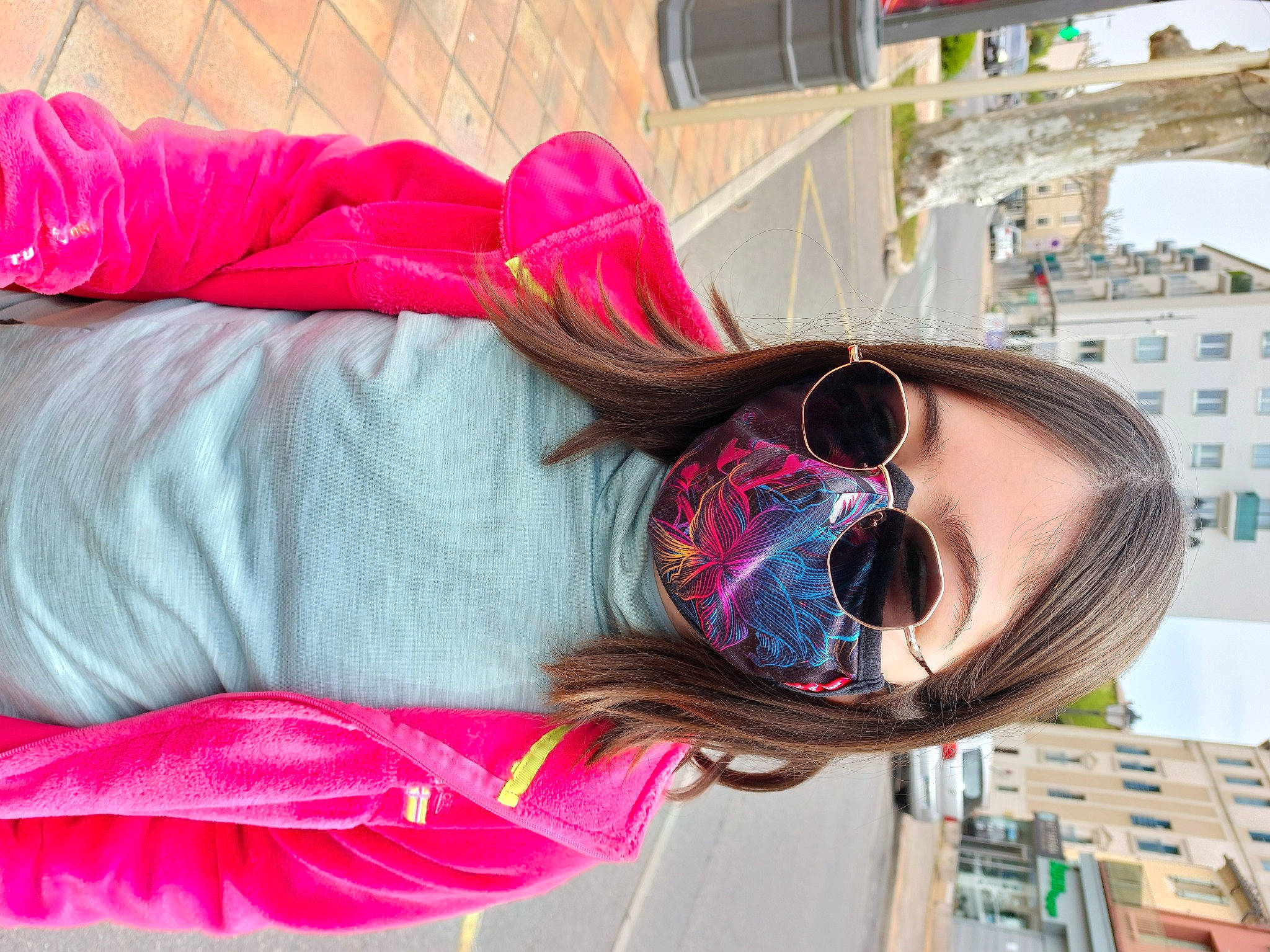 Margot a rejoint le concours — aidez-le/la à gagner de superbes lots ! child, city, dress, eyewear, fashion_accessory, flesh, fun, fur, goggles, joy, leisure, magenta, pattern, person, personal_protective_equipment, pink, red, scarf, street_fashion, sunglasses