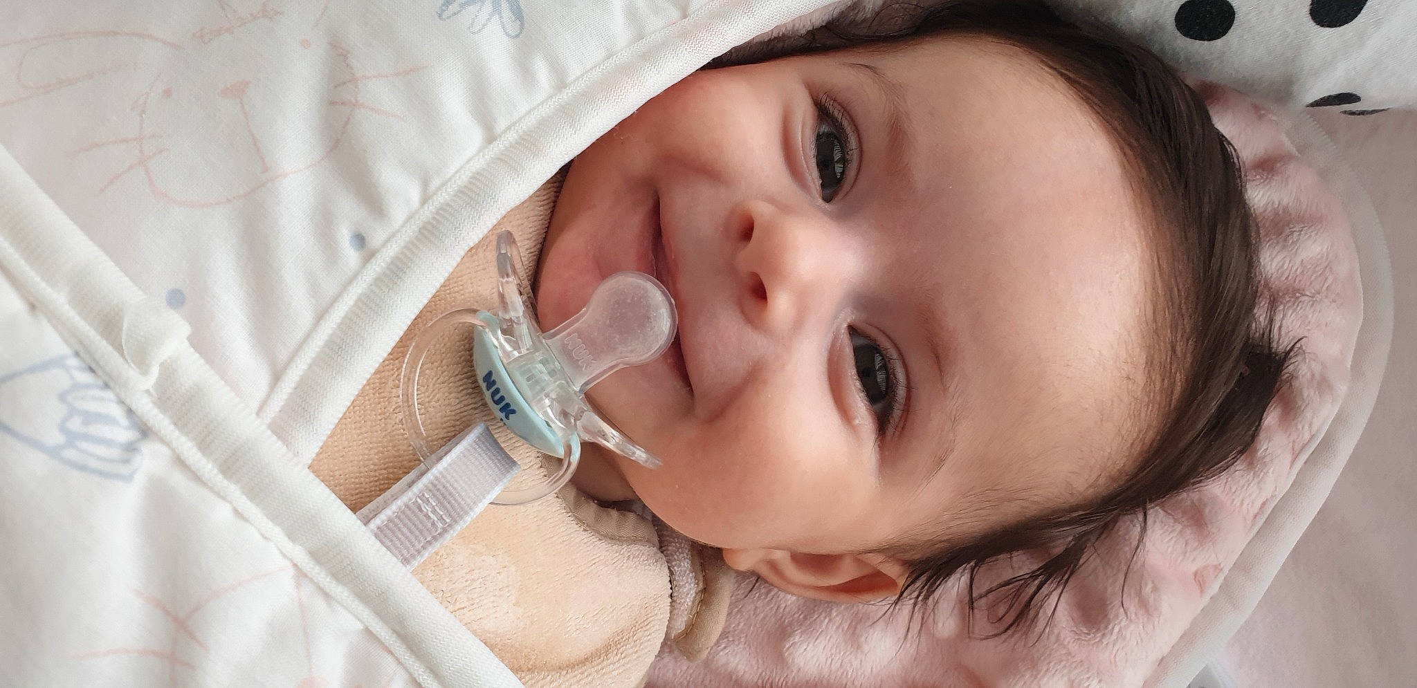 Selma participe au concours pour gagner de l'argent avec cette photo : baby, baby_toddler_clothing, cap, cheek, chin, ear, eye, eyebrow, eyelash, face, facial_expression, hearing, iris, joy, lip, mouth, neck, nose, person, personal_protective_equipment