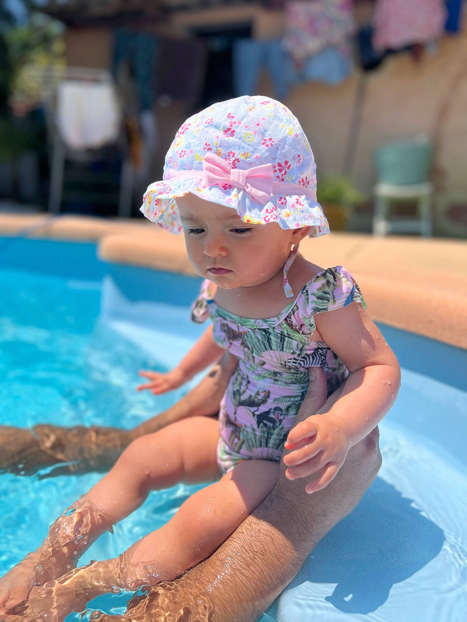 Yüna participe au concours pour gagner de l'argent avec cette photo : baby, baby_toddler_clothing, cap, child, fashion_accessory, fun, games, happy, hat, headwear, human_leg, leisure, pattern, person, personal_protective_equipment, recreation, sitting, swimming_pool, thigh, toddler