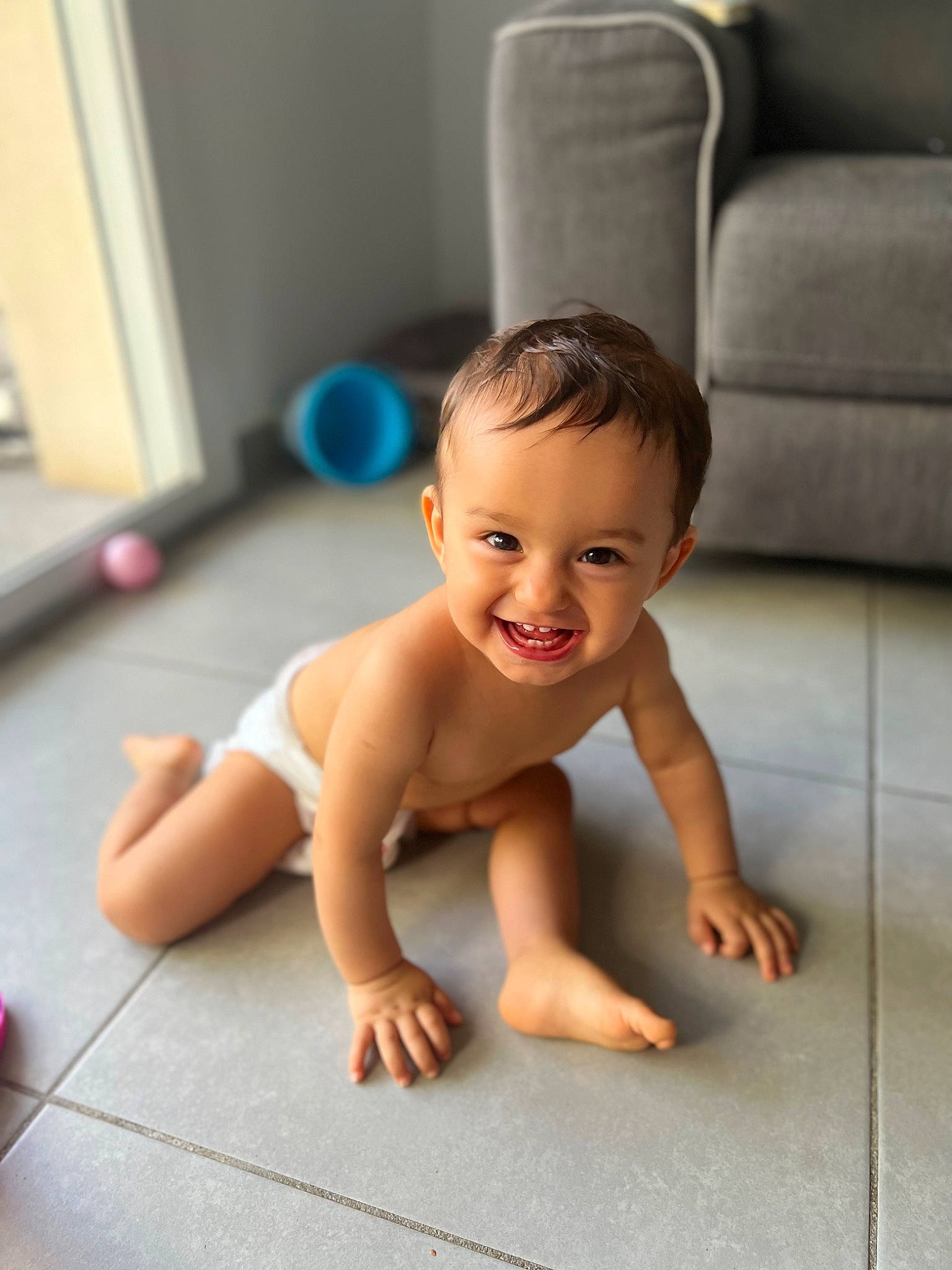 Yüna a rejoint le concours — aidez-le/la à gagner de superbes lots ! baby, baby_toddler_clothing, barefoot, cheek, chest, child, comfort, crawling, floor, flooring, foot, fun, happy, hardwood, human_leg, joy, leisure, person, room, smile