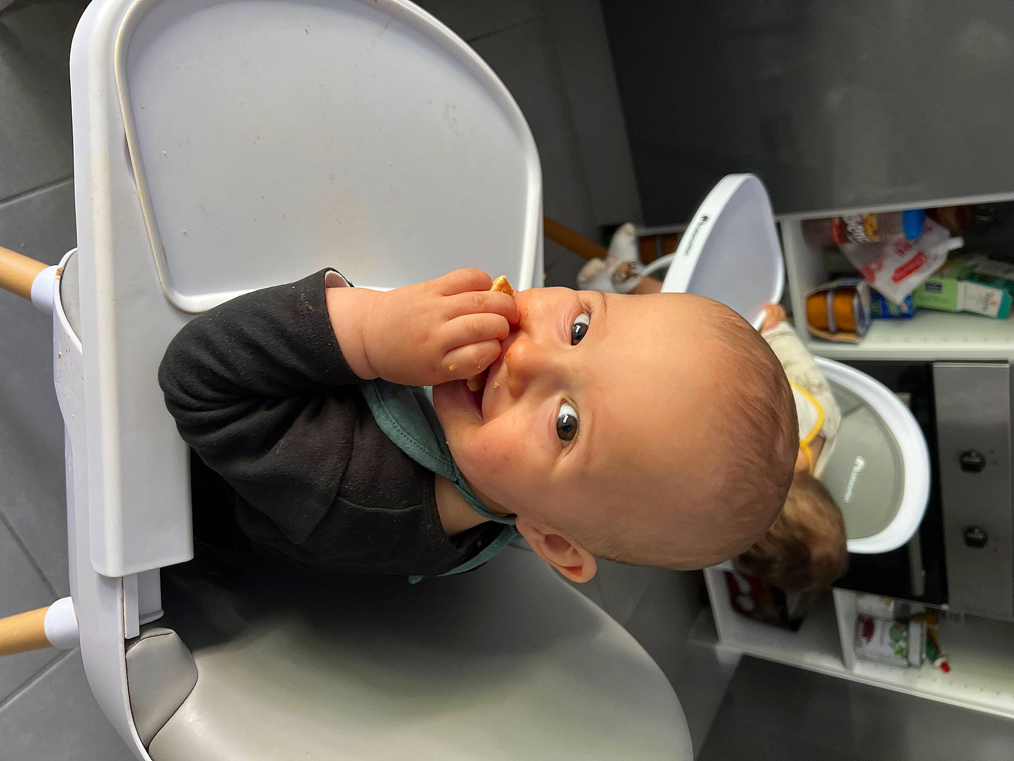 Ilyan participe au concours pour gagner de l'argent avec cette photo : audio_equipment, auto_part, automotive_design, baby, baby_products, car_seat, chair, child, comfort, kitchen_appliance, machine, person, room, service, shelf, sitting, smile, toddler, vehicle_door