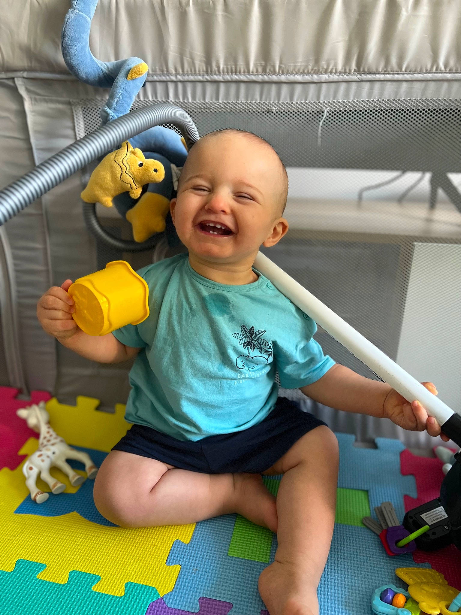 Ilyan a rejoint le concours — aidez-le/la à gagner de superbes lots ! baby, baby_products, baby_toddler_clothing, chair, child, comfort, finger, fun, green, happy, infant_bed, joy, lap, leisure, person, sitting, skin, smile, sock, thigh