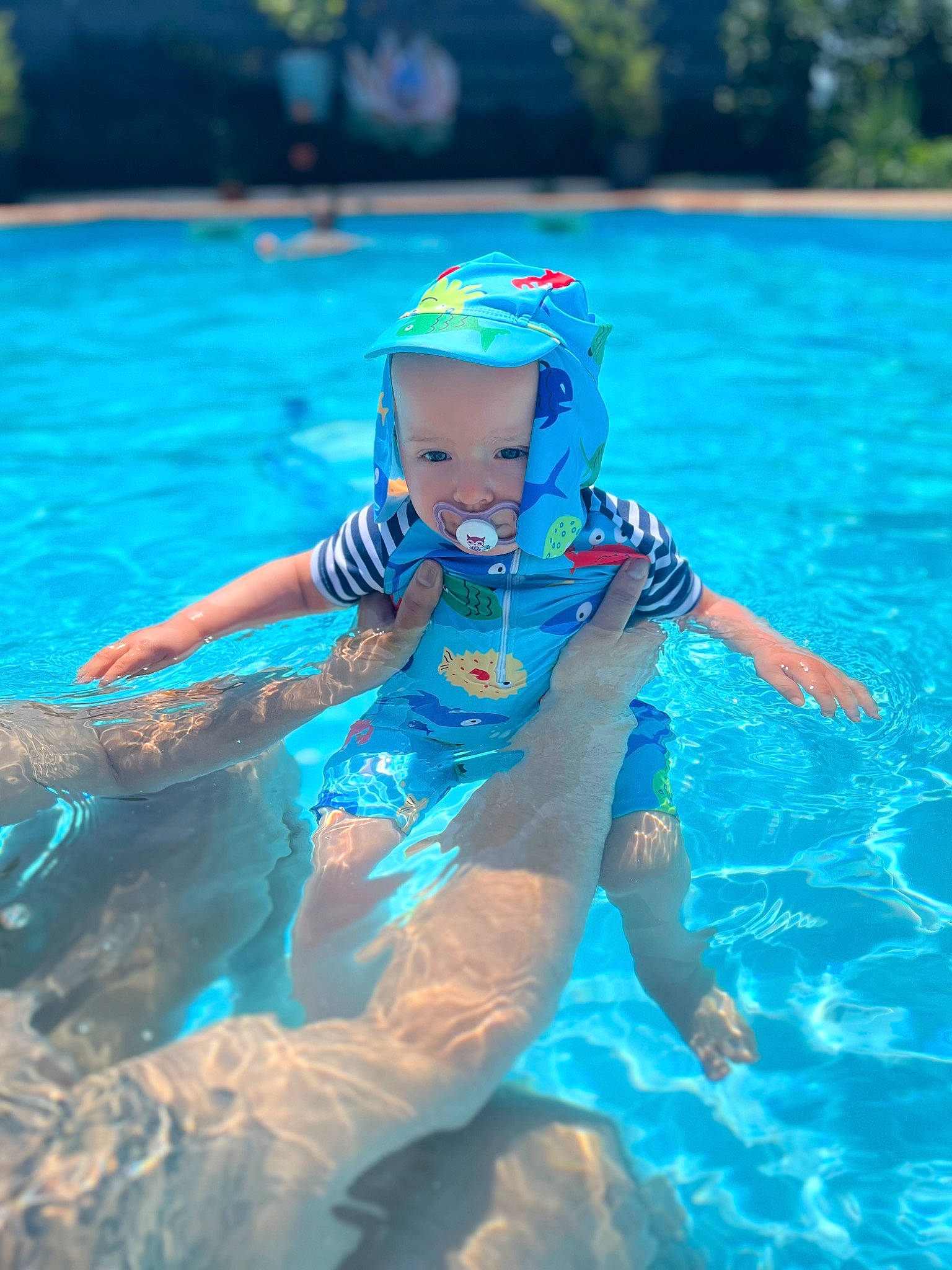 Ilyan a rejoint le concours — aidez-le/la à gagner de superbes lots ! aqua, blue, child, competition_event, electric_blue, fun, happy, individual_sports, leisure, leisure_centre, person, personal_protective_equipment, recreation, shorts, sports, sports_gear, swimmer, swimming_pool, toddler, vacation