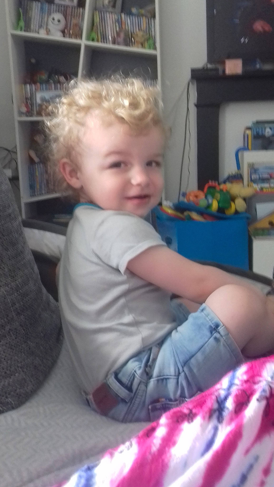 Celyan a rejoint le concours — aidez-le/la à gagner de superbes lots ! arm, baby, blond, cheek, child, ear, electronic_device, face, fun, leg, person, play, sitting, skin, smile, toddler