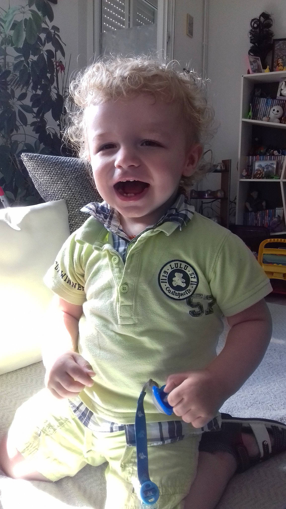 Celyan a rejoint le concours — aidez-le/la à gagner de superbes lots ! arm, baby, cheek, child, cool, eye, face, facial_expression, head, person, sitting, skin, smile, t_shirt, toddler