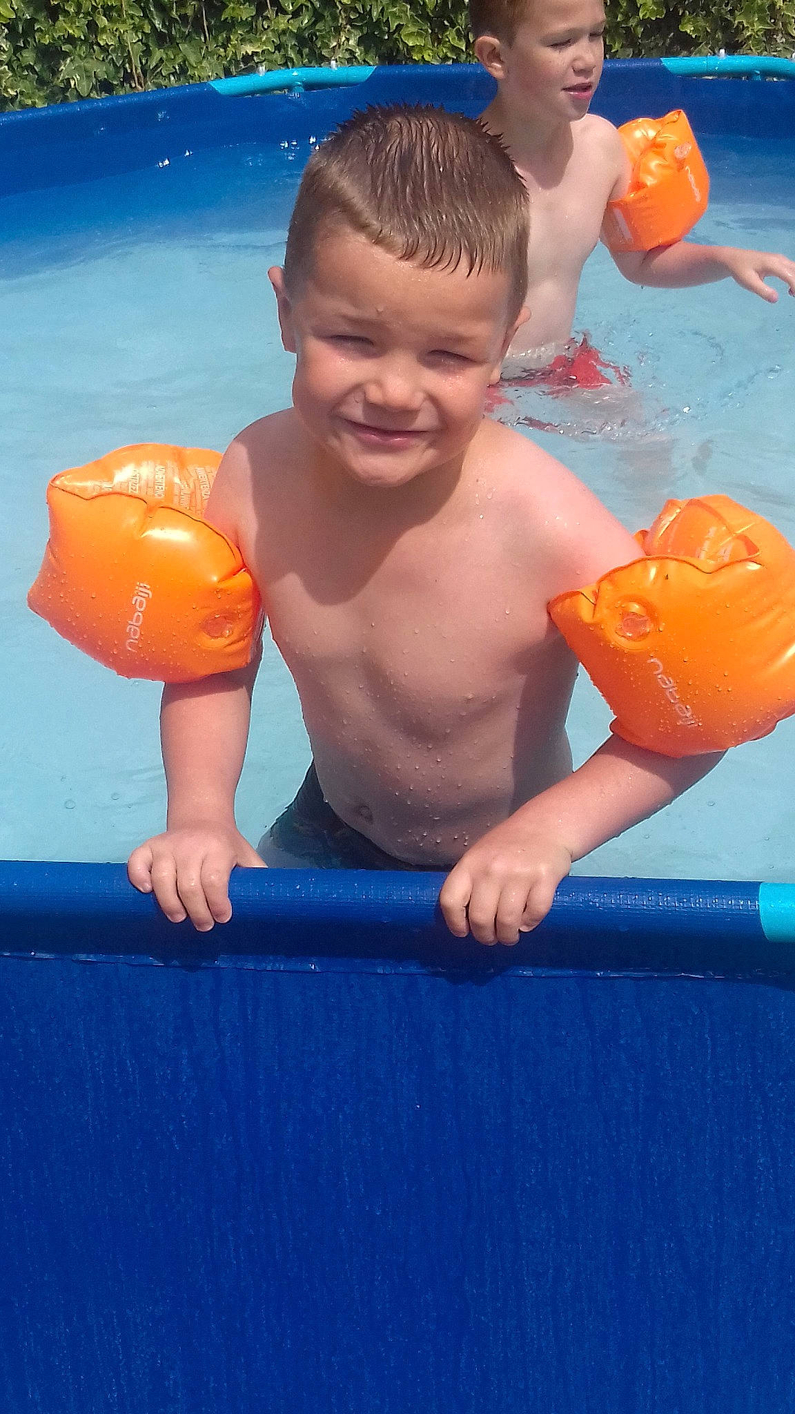 Dayvon a rejoint le concours — aidez-le/la à gagner de superbes lots ! bath_toy, bathing, child, fun, games, inflatable, joy, leisure, orange, person, play, product, recreation, toddler, toy