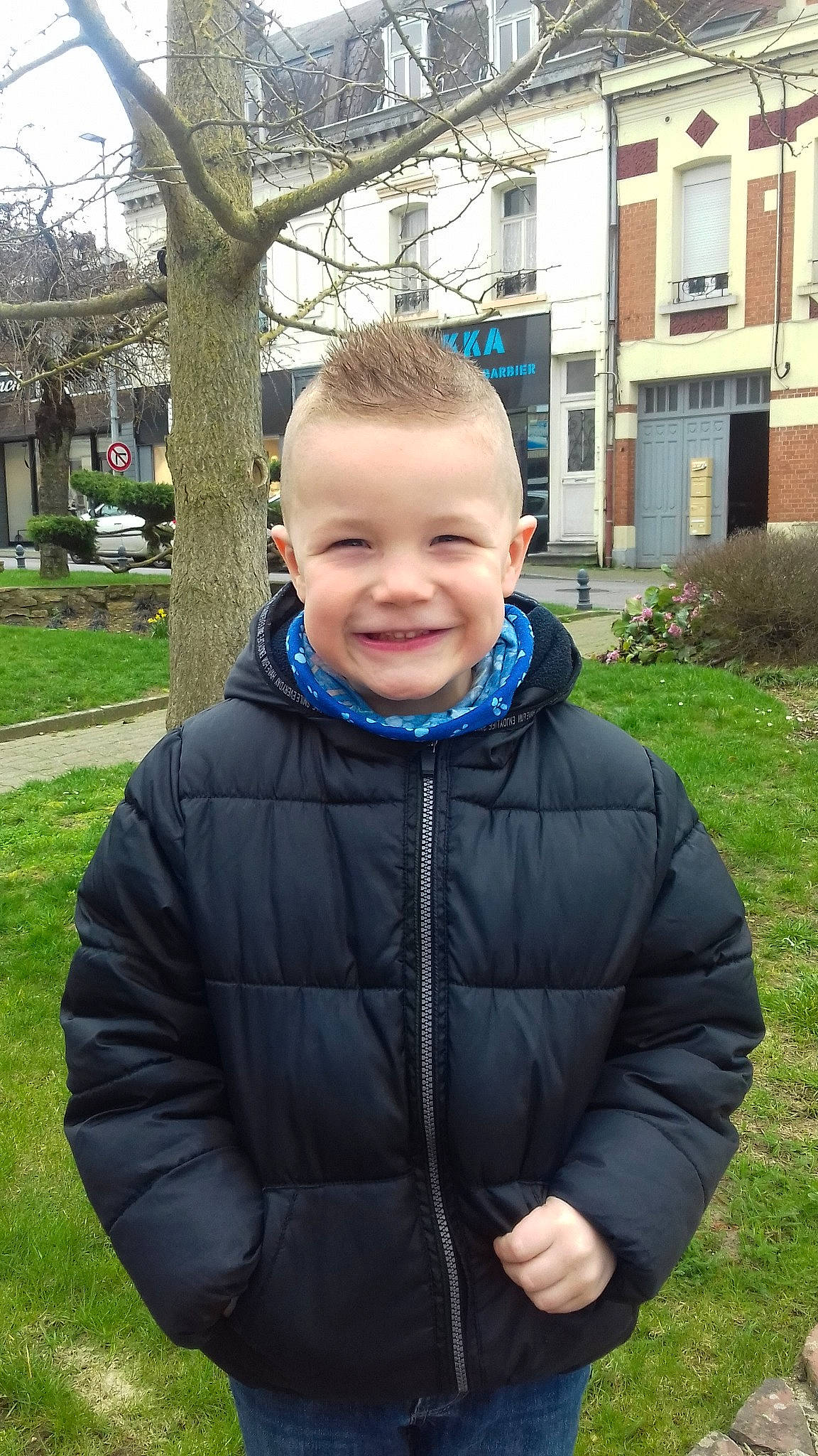 Dayvon a rejoint le concours — aidez-le/la à gagner de superbes lots ! child, grass, jacket, joy, outerwear, person, smile