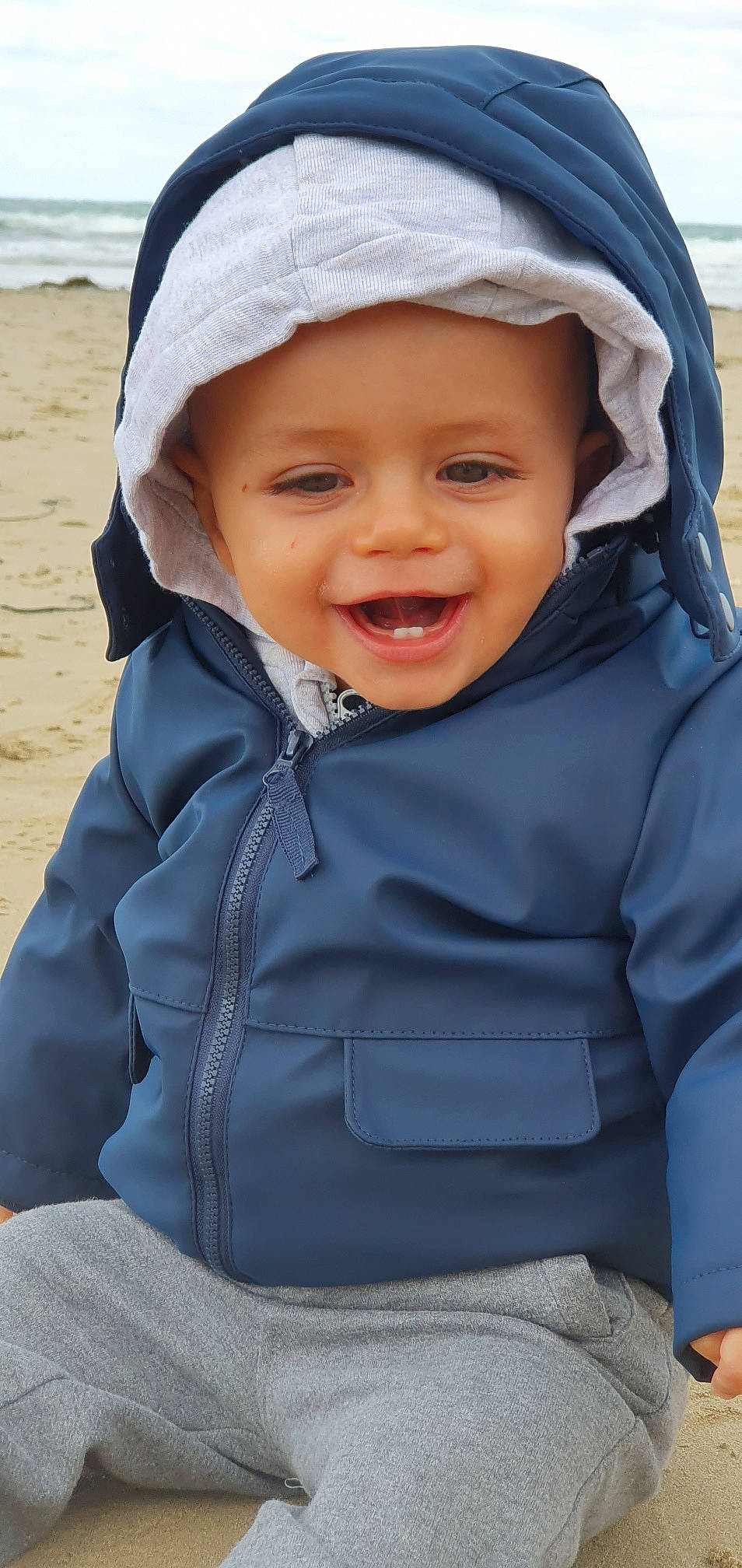 Noa a rejoint le concours — aidez-le/la à gagner de superbes lots ! baby, cheek, comfort, cool, eye, happy, head, headgear, headwear, lip, mouth, organ, outerwear, person, photograph, product, skin, sleeve, smile, toddler