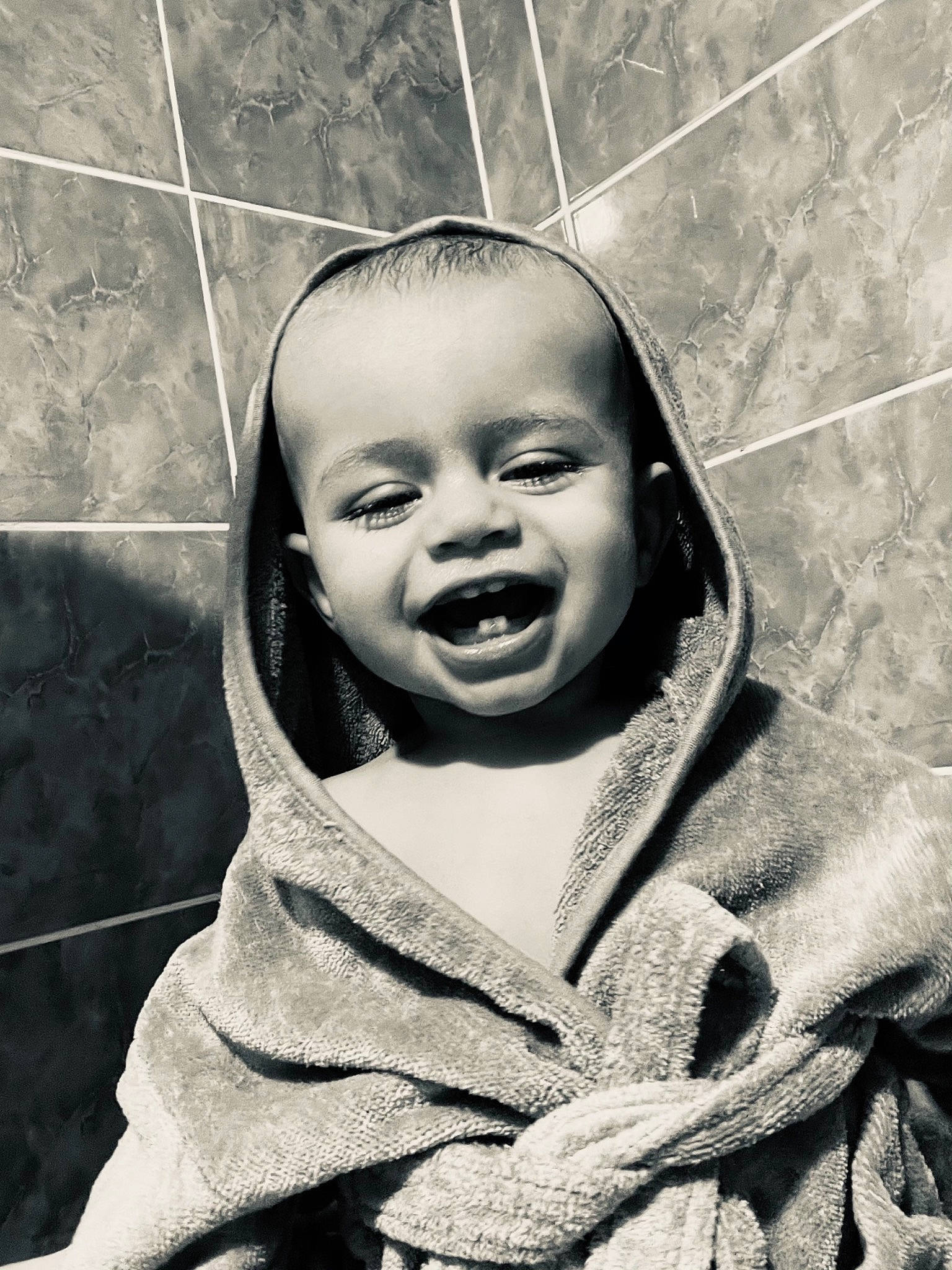 Noa participe au concours pour gagner de l'argent avec cette photo : art, baby, black_and_white, cheek, chin, eye, eyebrow, face, gesture, happy, head, iris, jaw, lip, mouth, nose, person, skin, smile, style