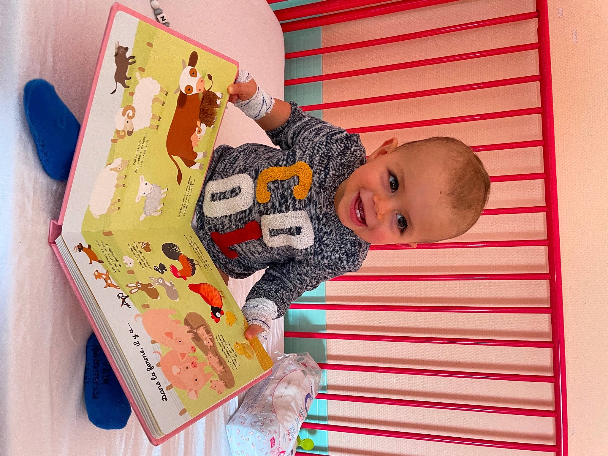 Noa a rejoint le concours — aidez-le/la à gagner de superbes lots ! art, baby, baby_products, baby_toddler_clothing, book, child, happy, joy, paper, paper_product, pattern, person, product, publication, rectangle, room, smile, textile, toddler, visual_arts