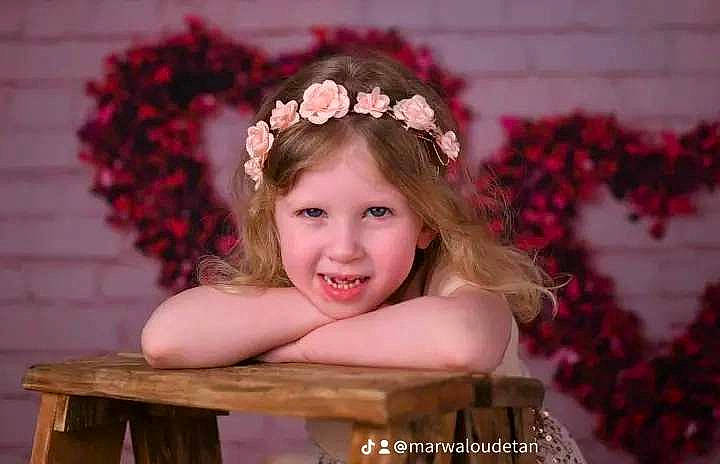 Ema participe au concours pour gagner de l'argent avec cette photo : beauty, dress, eye, face, flash_photography, flower, grass, hair, happy, head, headpiece, iris, joy, lip, person, petal, pink, plant, skin, smile