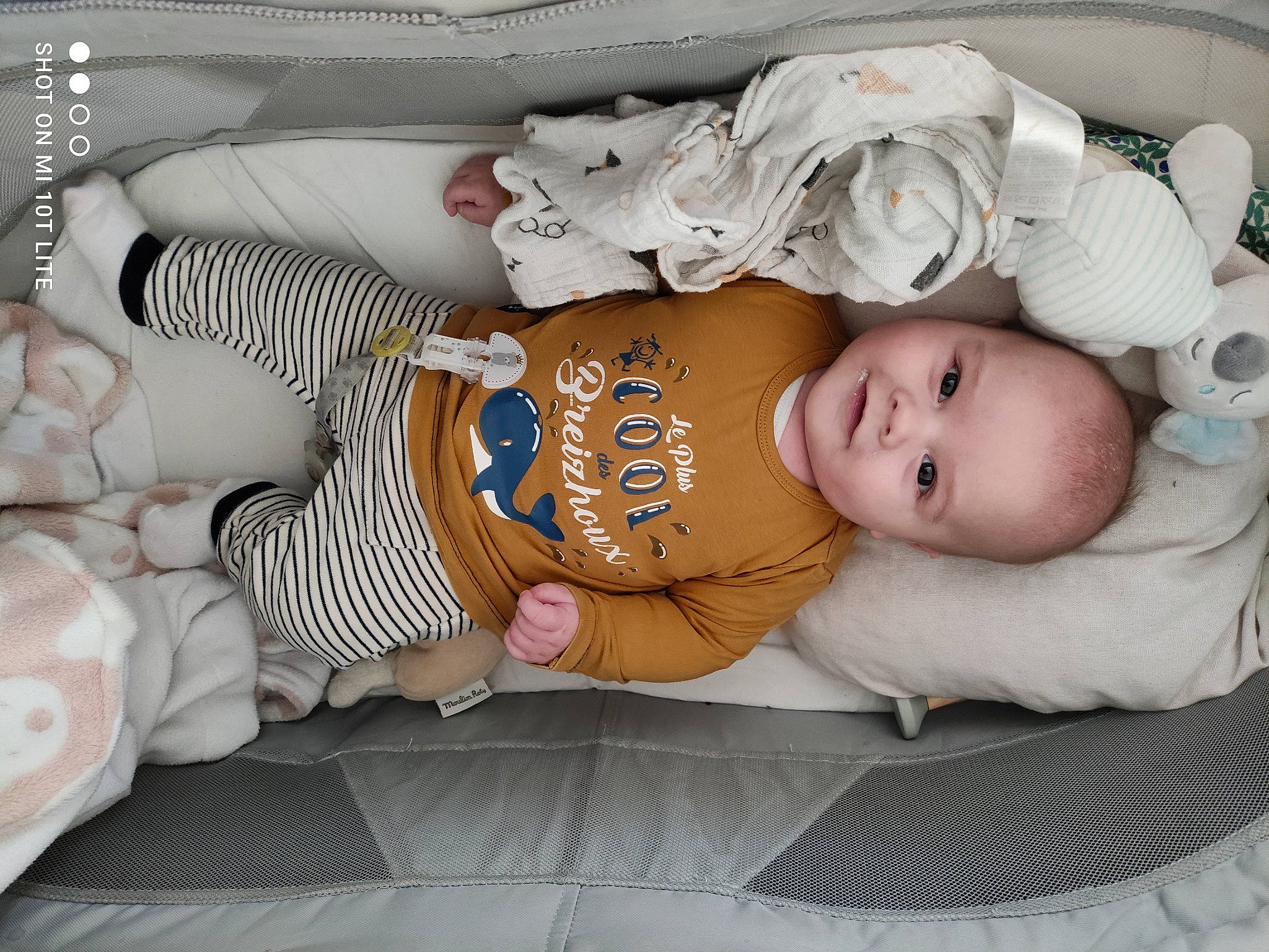 Baptiste a rejoint le concours — aidez-le/la à gagner de superbes lots ! abdomen, art, baby, baby_products, baby_safety, baby_sleeping, baby_toddler_clothing, cheek, child, comfort, eye, hand, headgear, mouth, pattern, person, product, room, sitting, skin